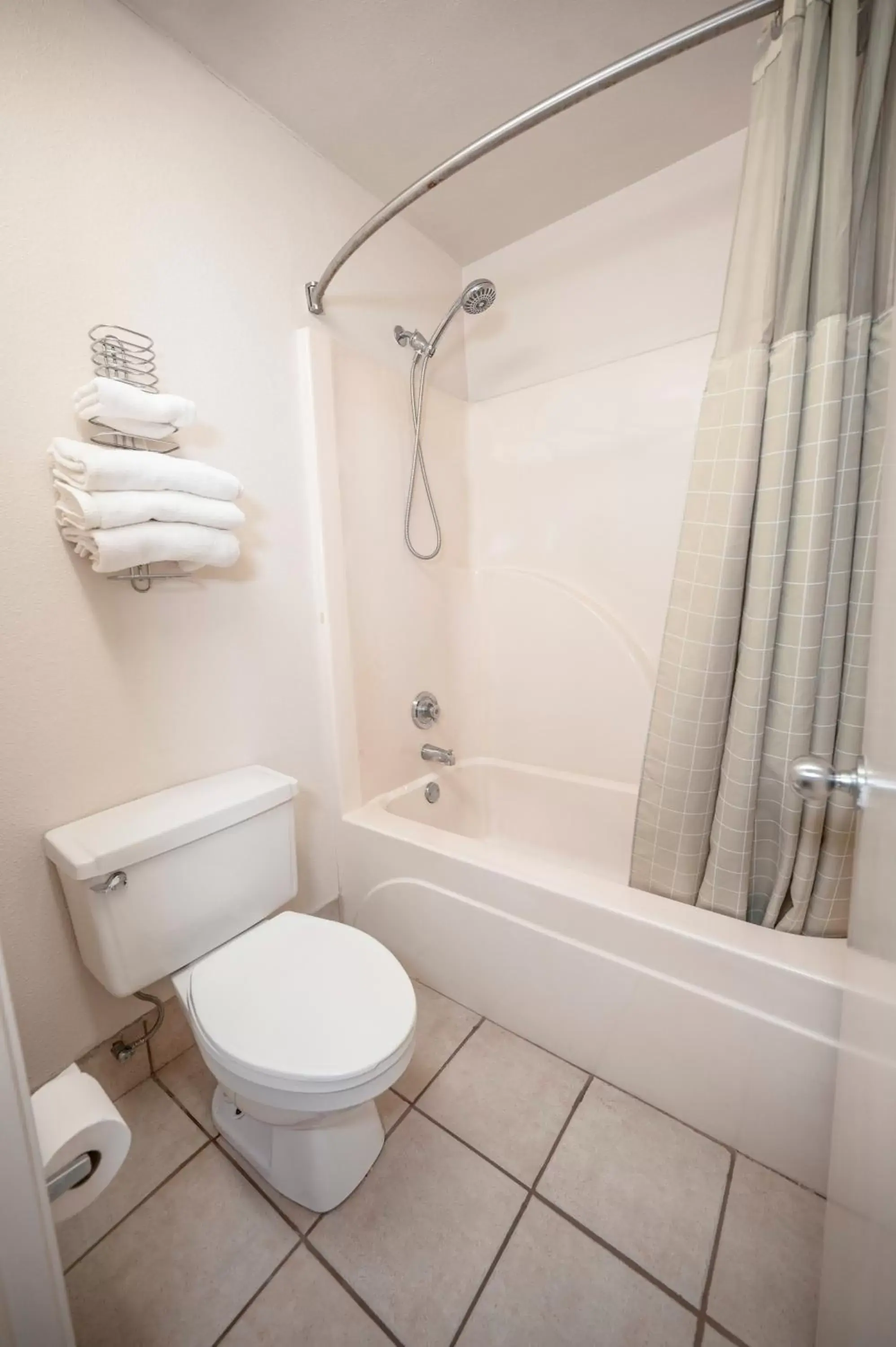 Bath, Bathroom in RIVER OAK INN