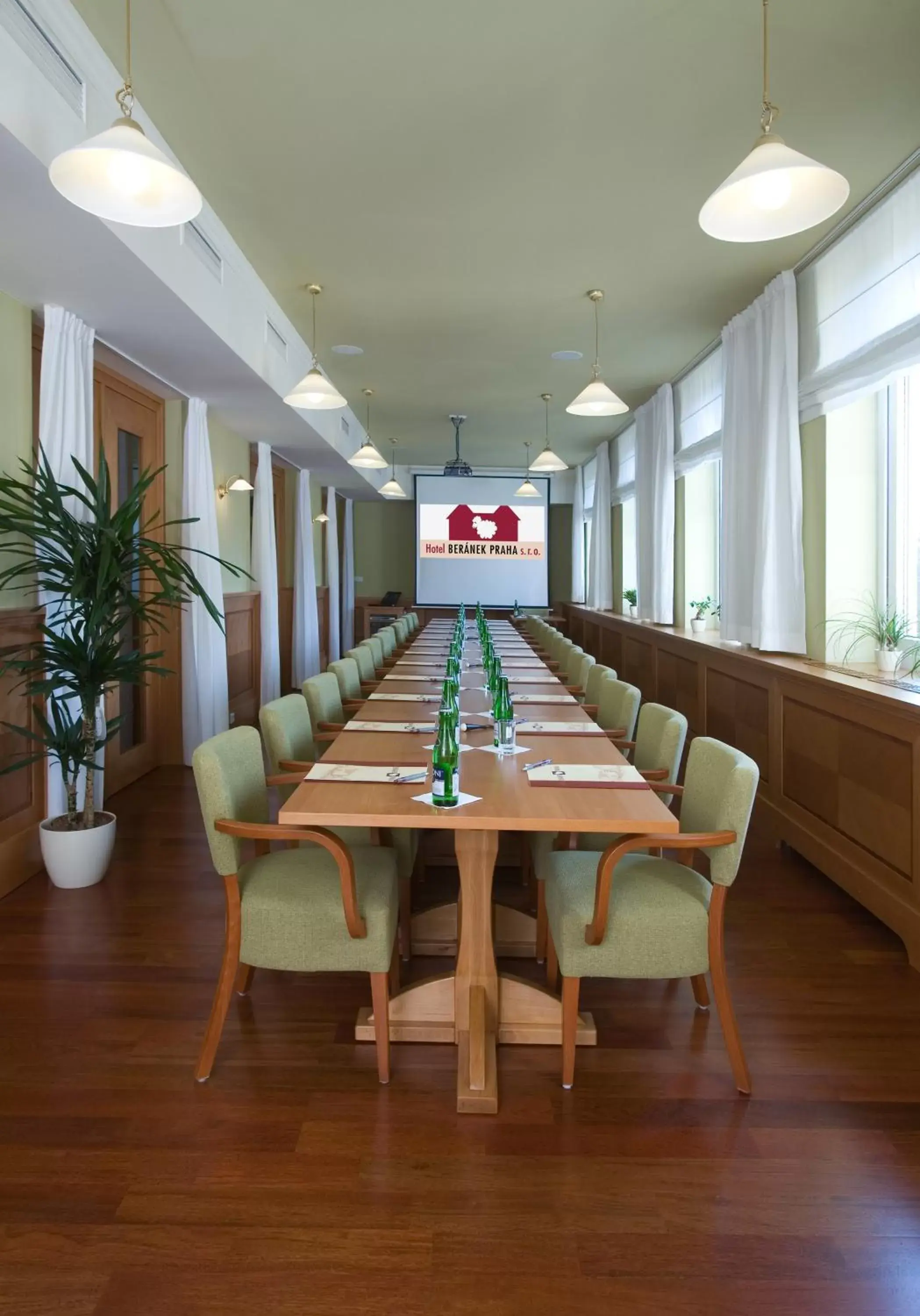 Business facilities in Dolce Villa