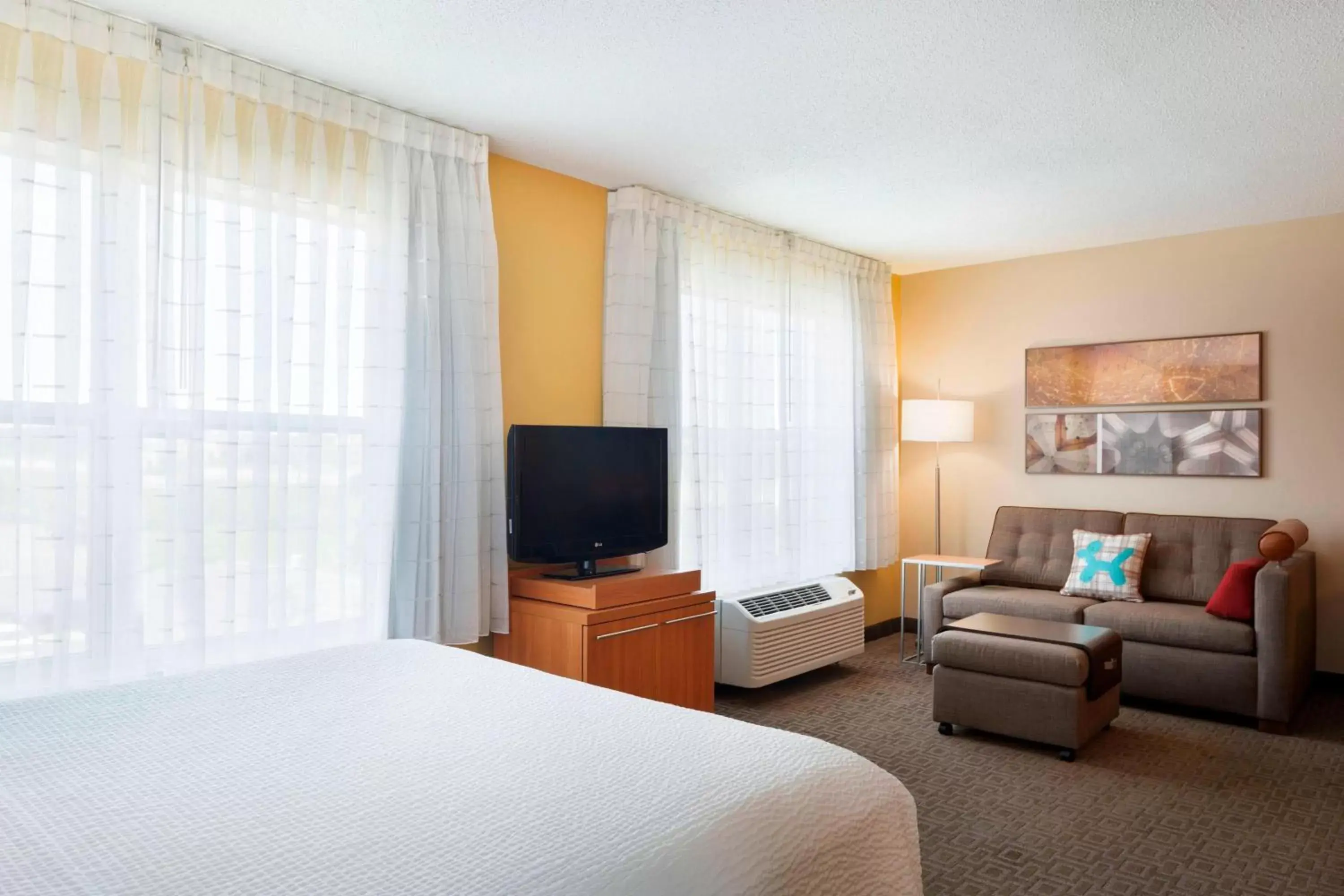 Living room, TV/Entertainment Center in TownePlace Suites by Marriott Chicago Naperville