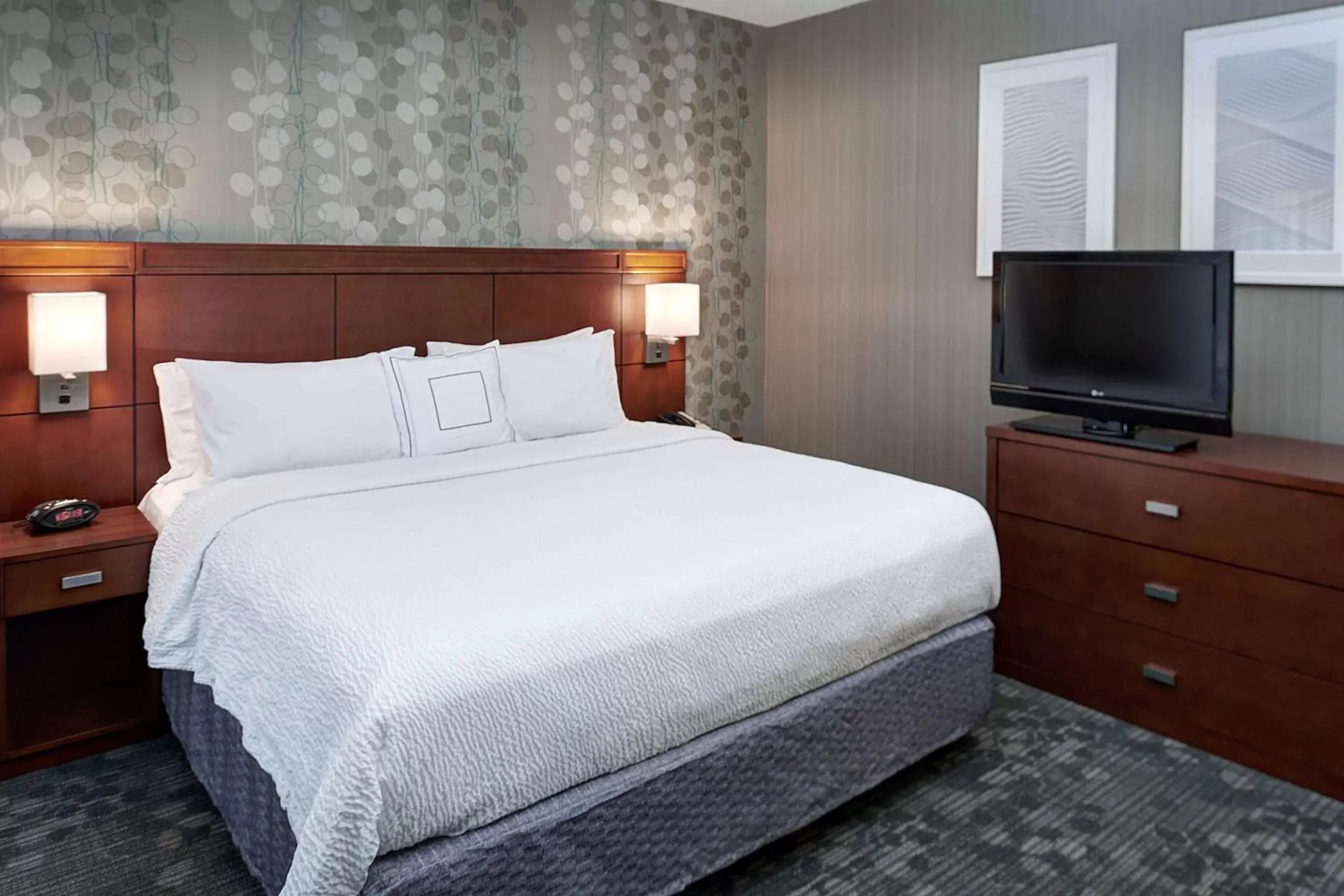 TV and multimedia, Bed in Sonesta Select Milwaukee Brookfield