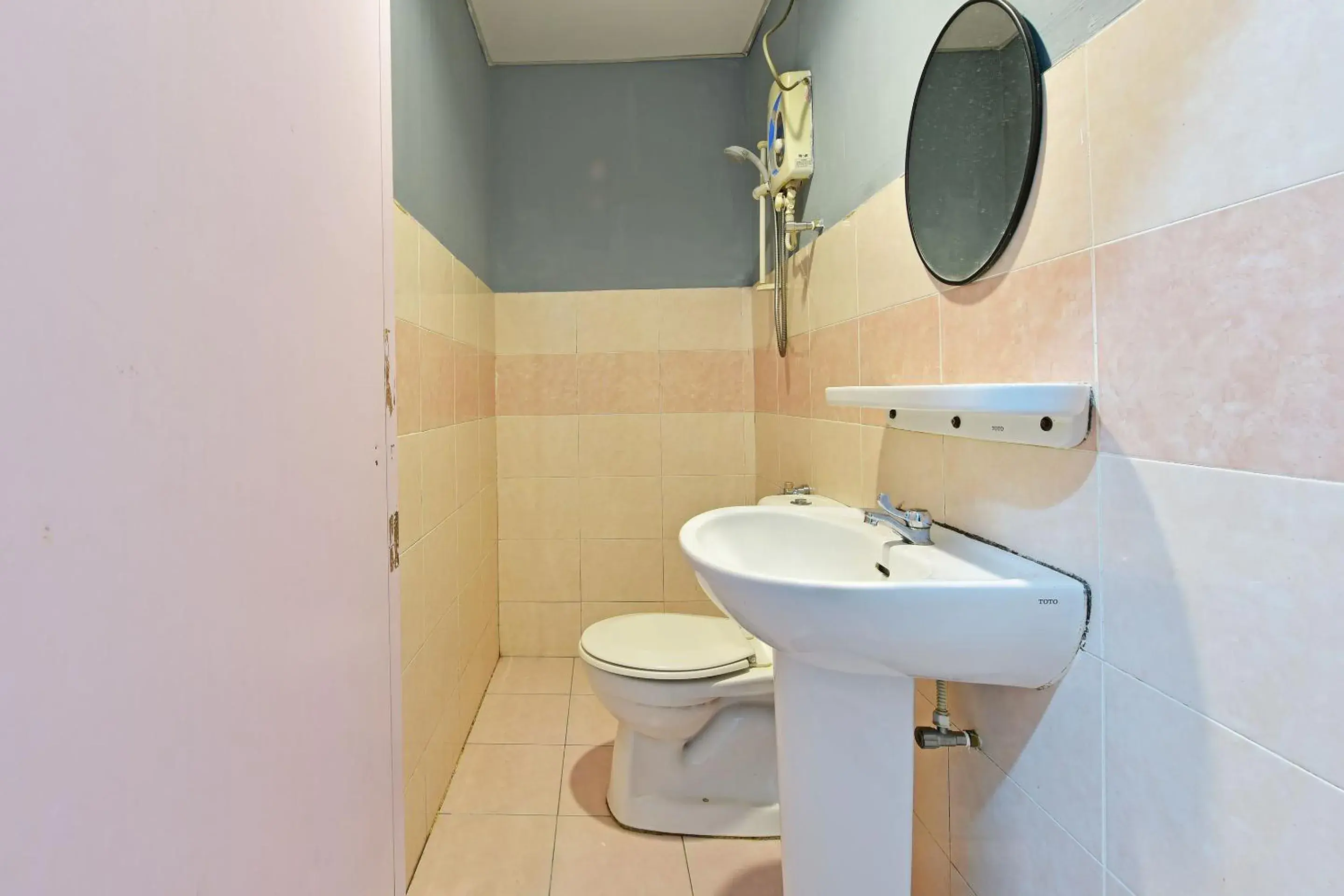 Bathroom in OYO 90846 Hotel Akasia