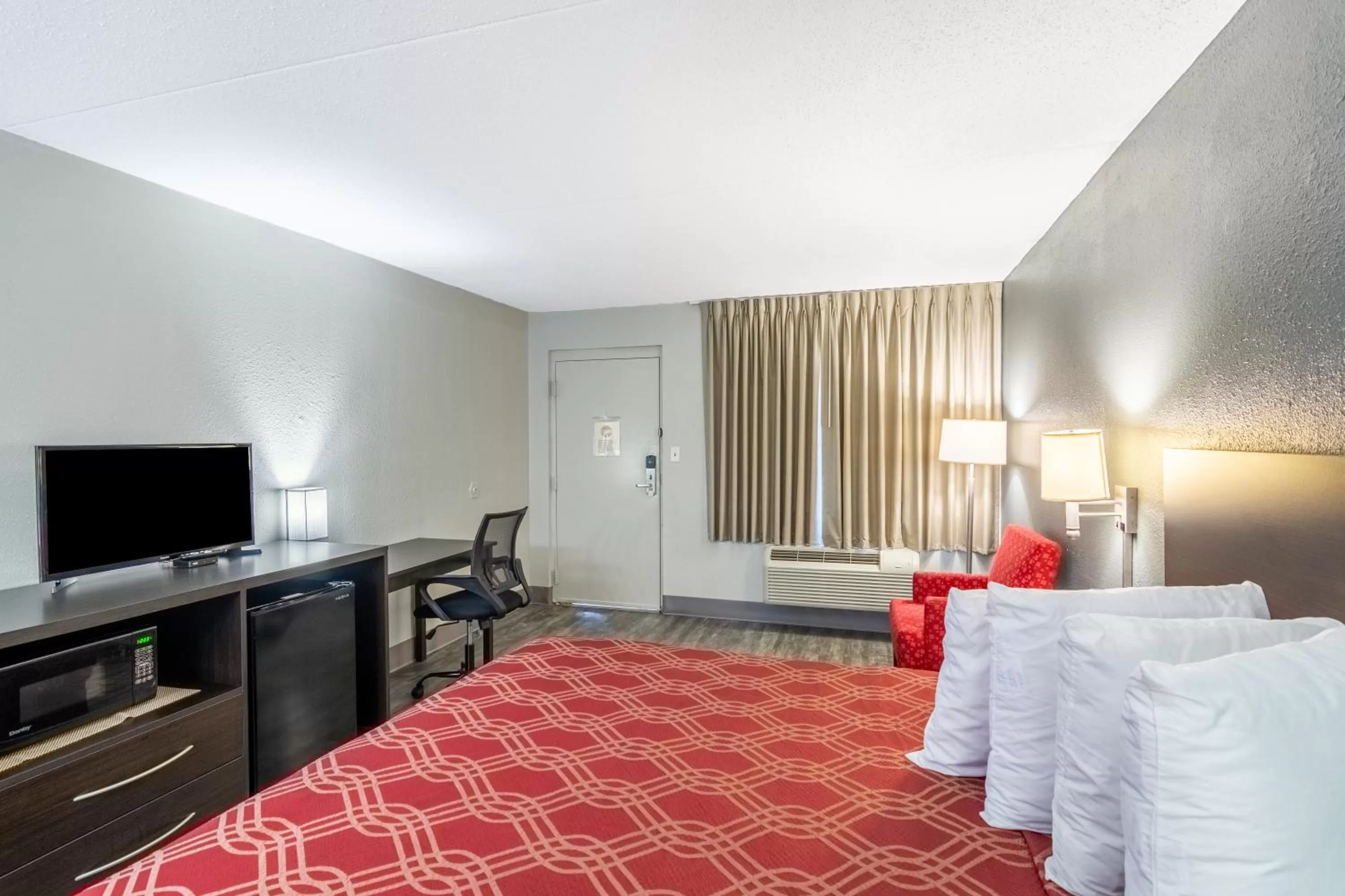 Photo of the whole room in Econo Lodge