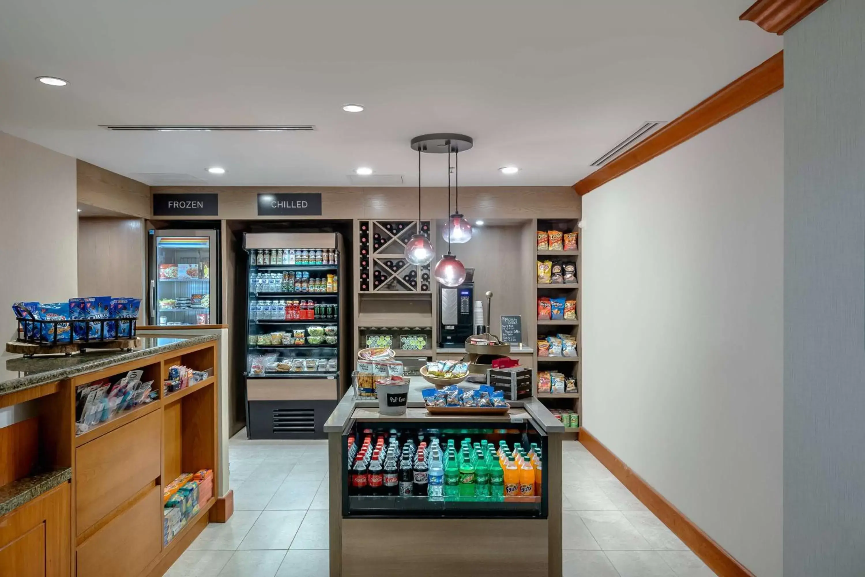 Dining area, Supermarket/Shops in Hilton Garden Inn Tysons Corner