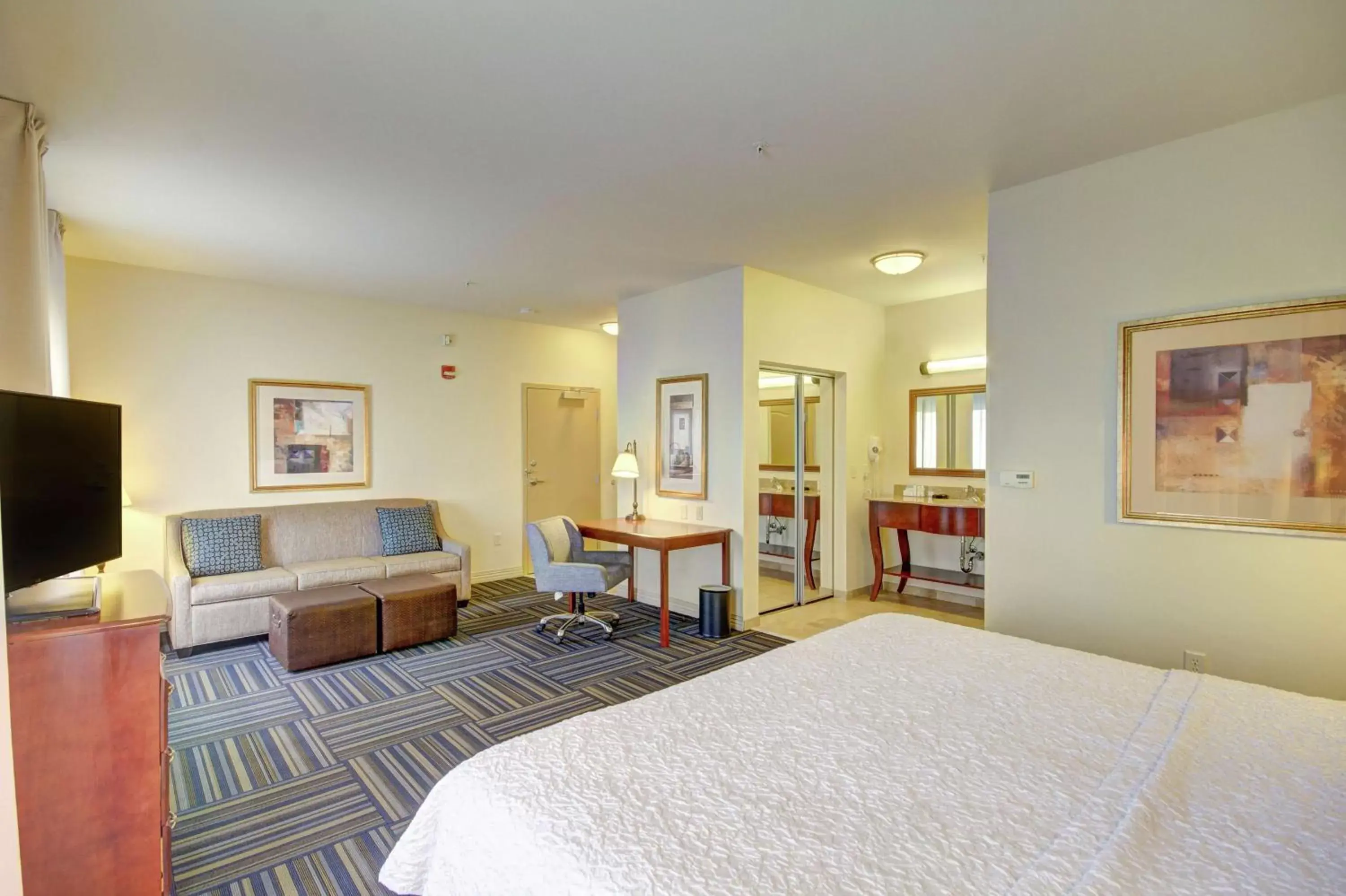 Bedroom in Hampton Inn and Suites Alexandria