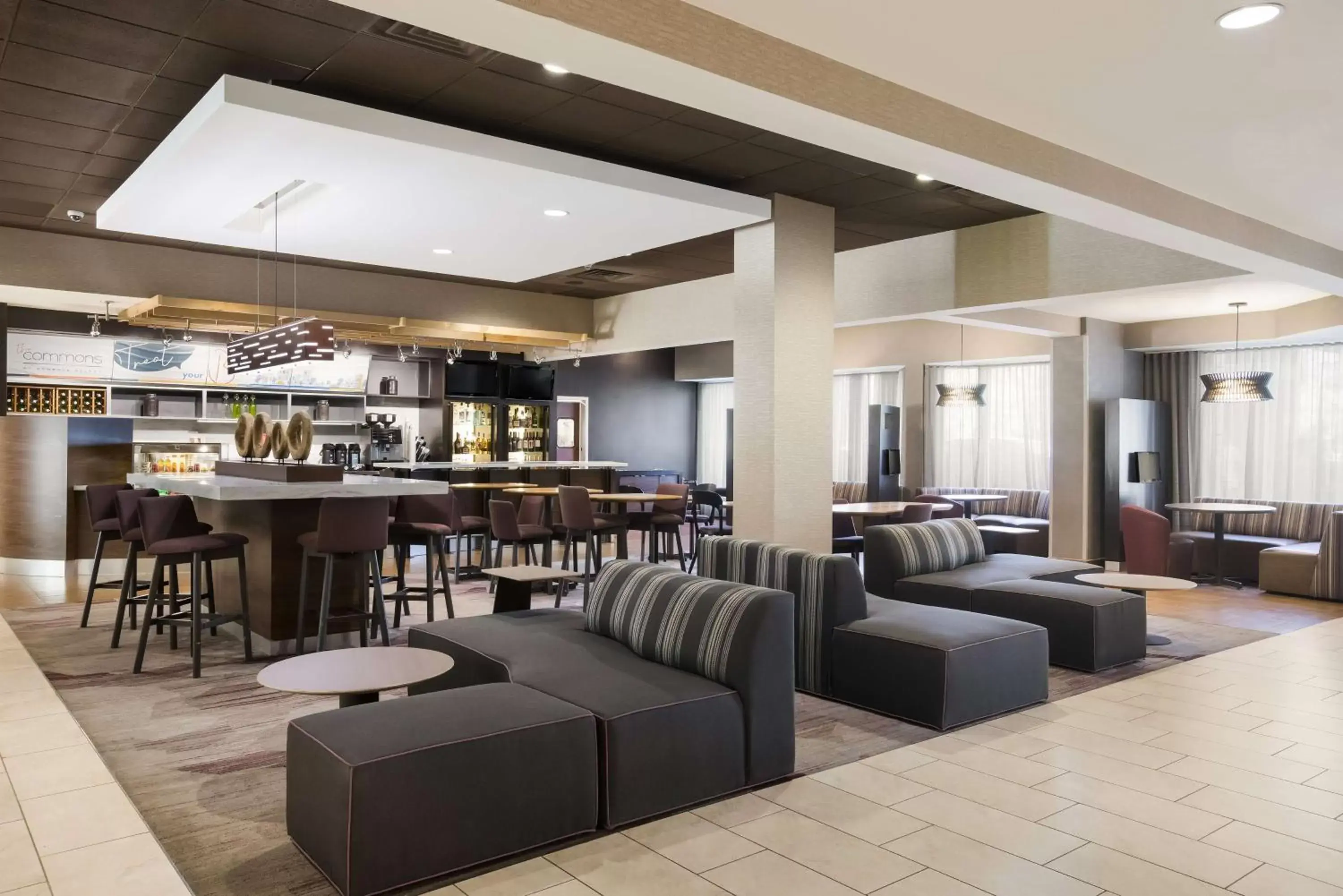 Breakfast, Lounge/Bar in Sonesta Select Atlanta Midtown Georgia Tech
