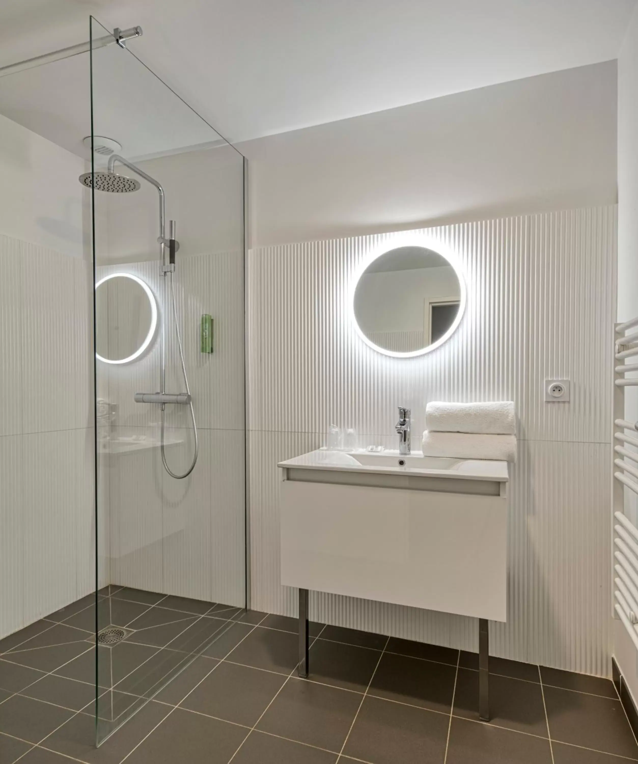 Bathroom in Hôtel Lac d'Orient