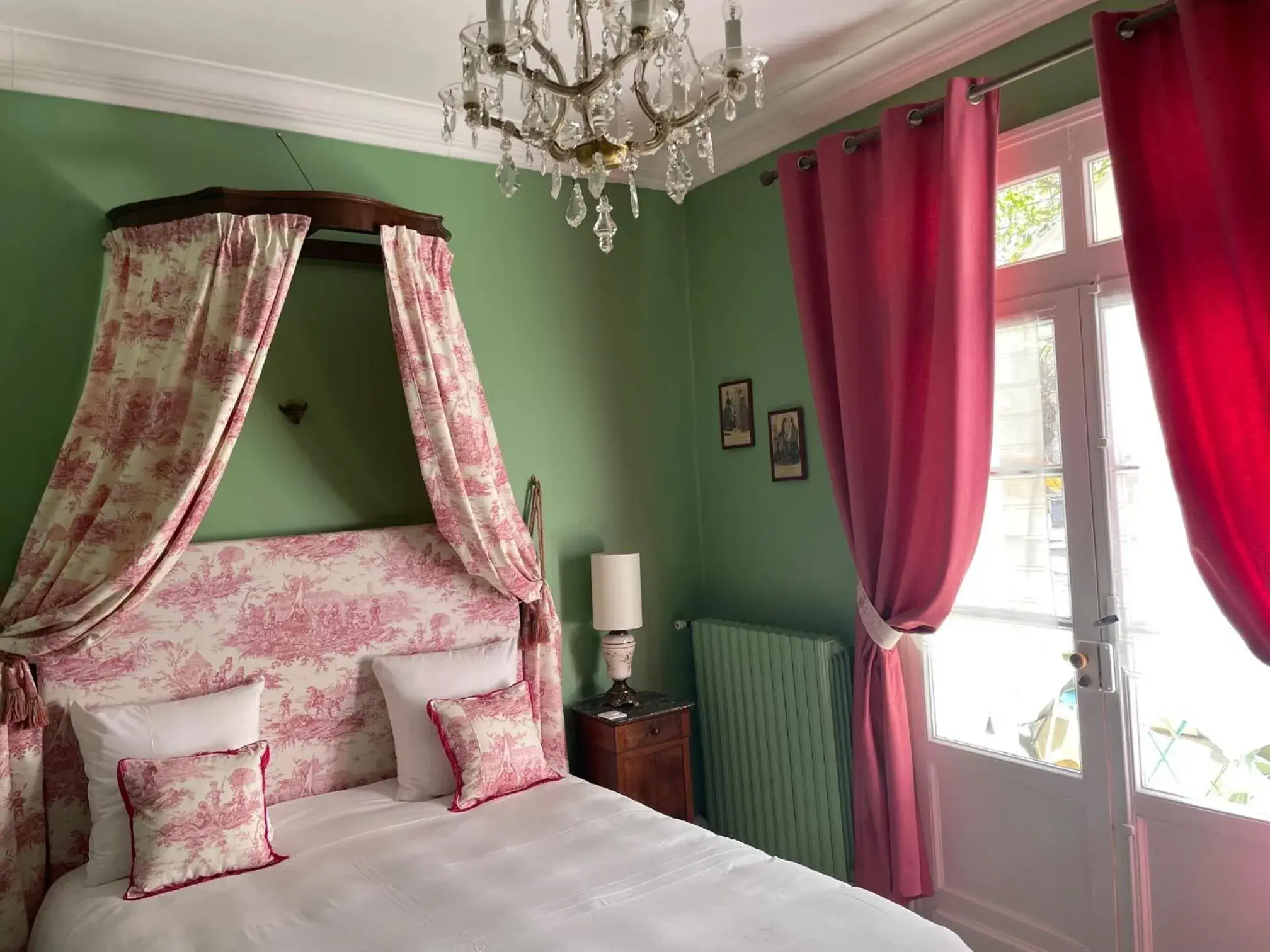 Bed in Hôtel Château des Jacobins