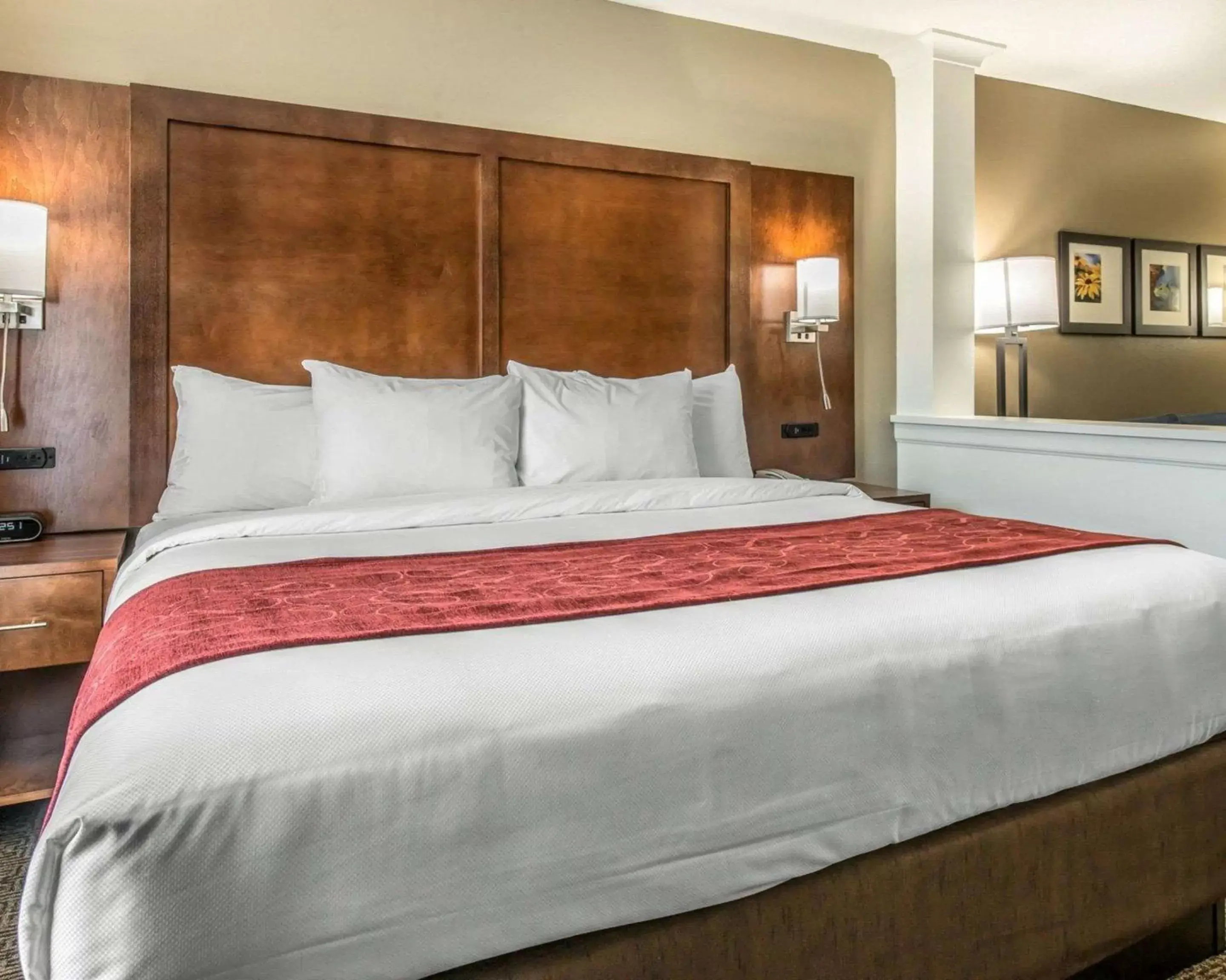 Photo of the whole room, Bed in Comfort Suites near Rainbow Springs Dunnellon