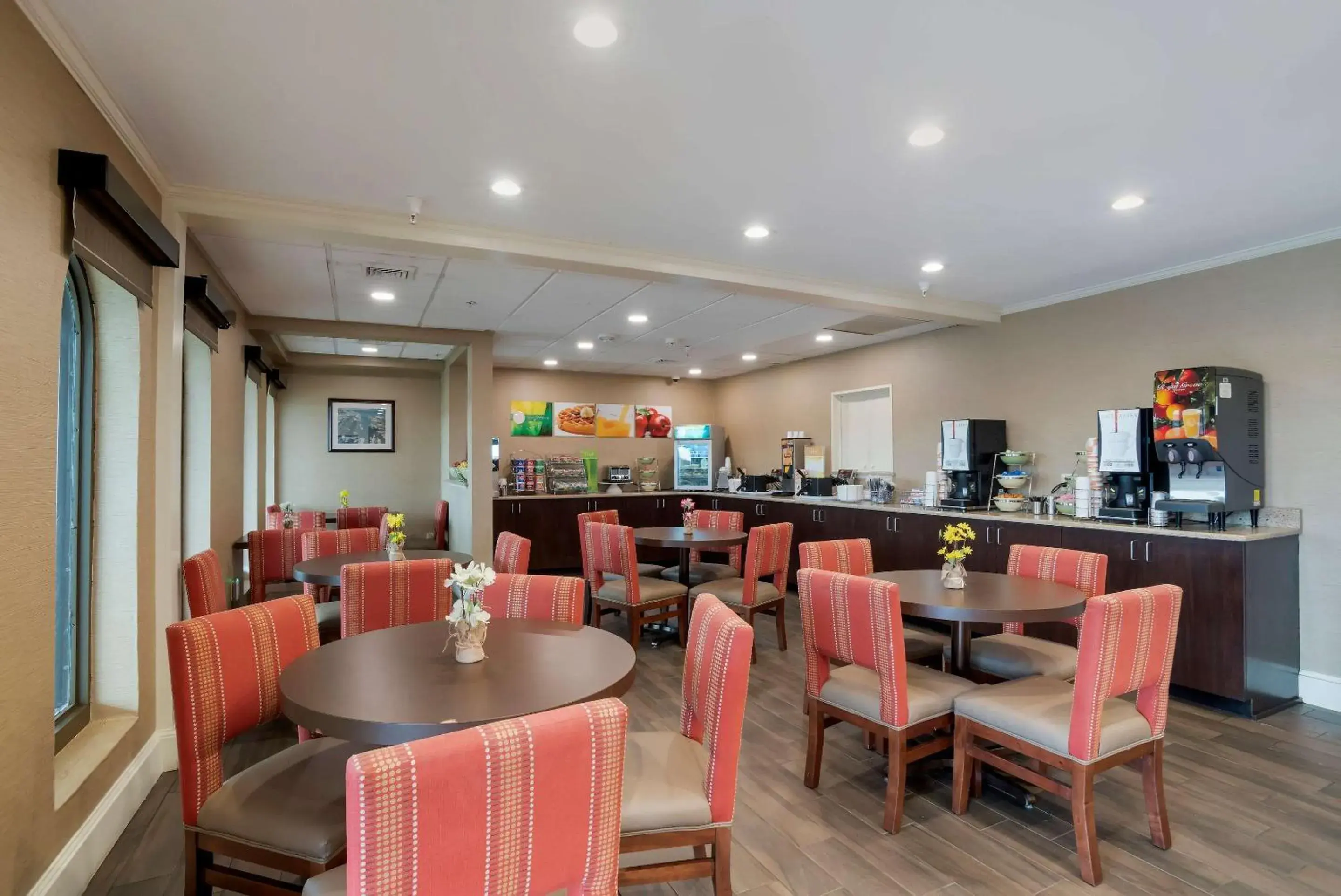 Breakfast, Restaurant/Places to Eat in Quality Inn & Suites Oceanblock