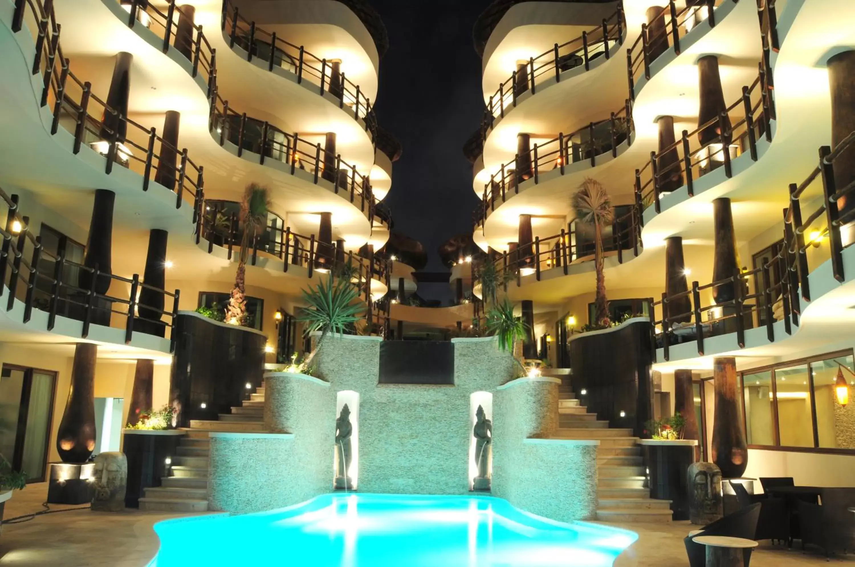 Swimming Pool in El Taj Oceanfront and Beachside Condo Hotel