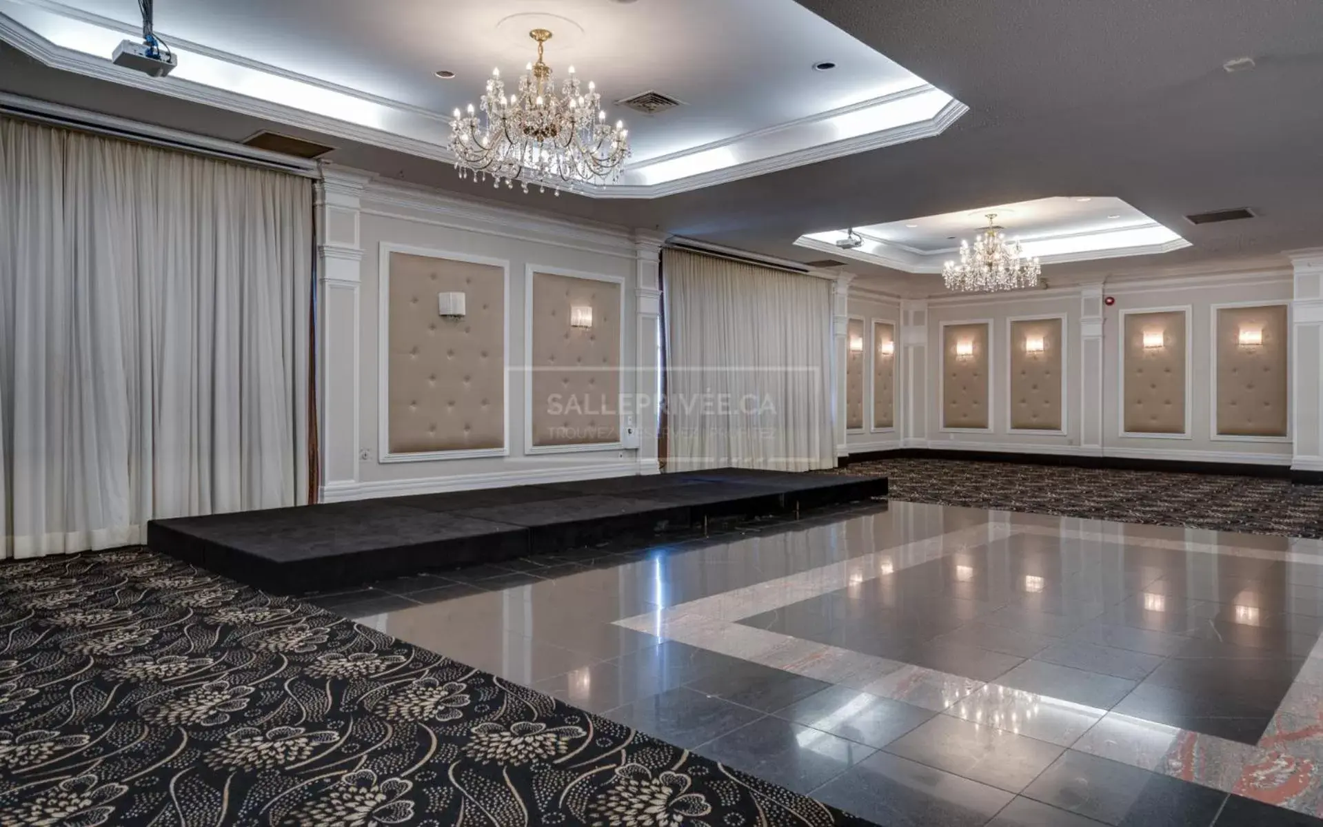 Banquet/Function facilities, Swimming Pool in Hotel Universel Montréal