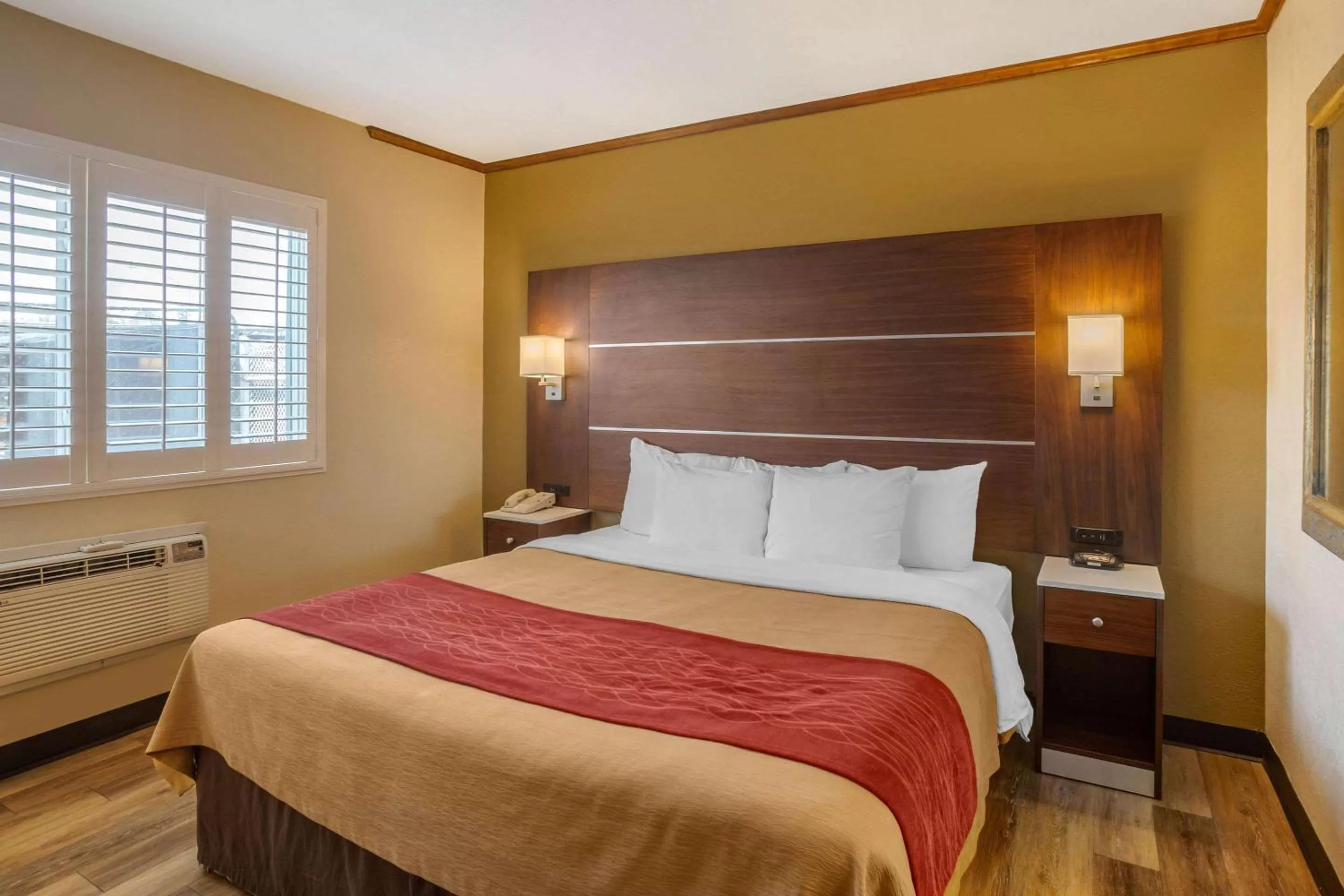 Photo of the whole room, Bed in Comfort Inn San Diego Airport At The Harbor