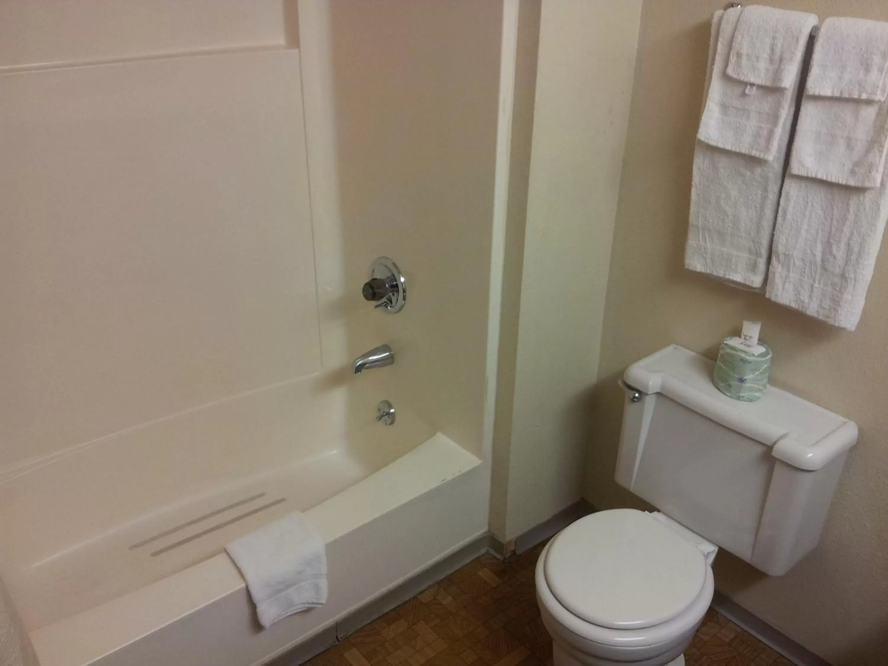 Bathroom in Motel 6-Sullivan, MO