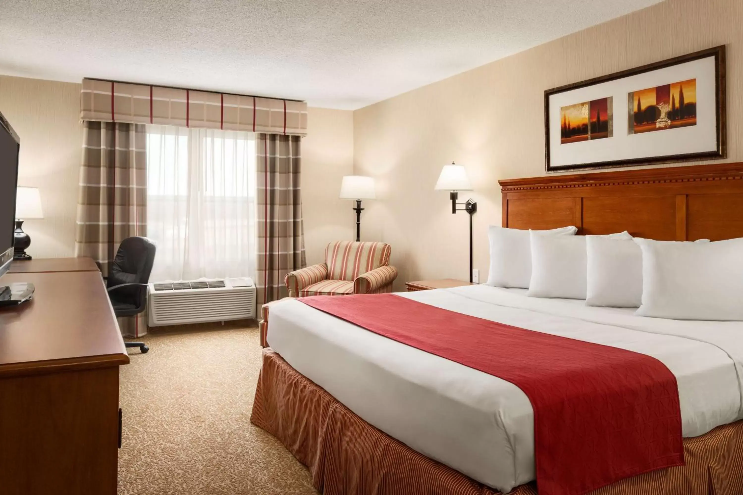 Photo of the whole room, Bed in Country Inn & Suites by Radisson, Toledo South, OH