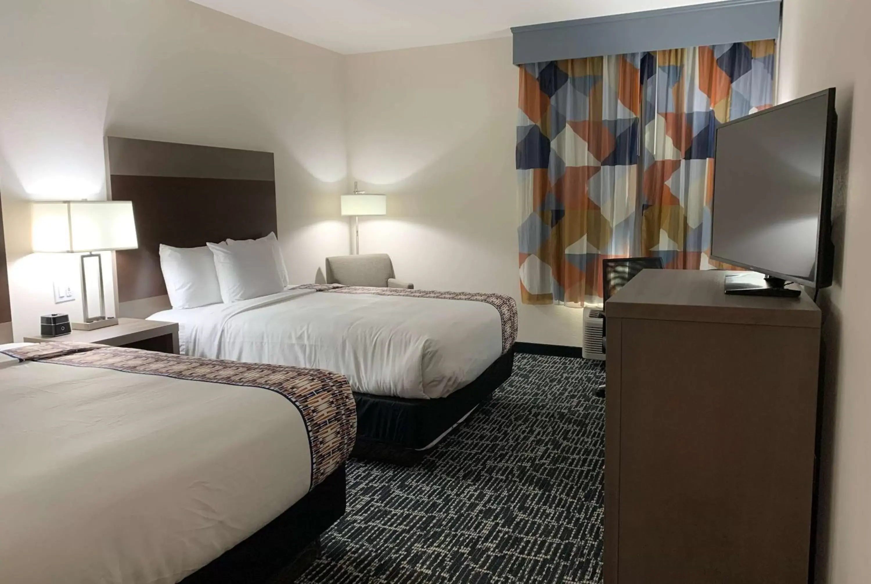 Photo of the whole room, Bed in La Quinta Inn & Suites by Wyndham - Red Oak TX IH-35E