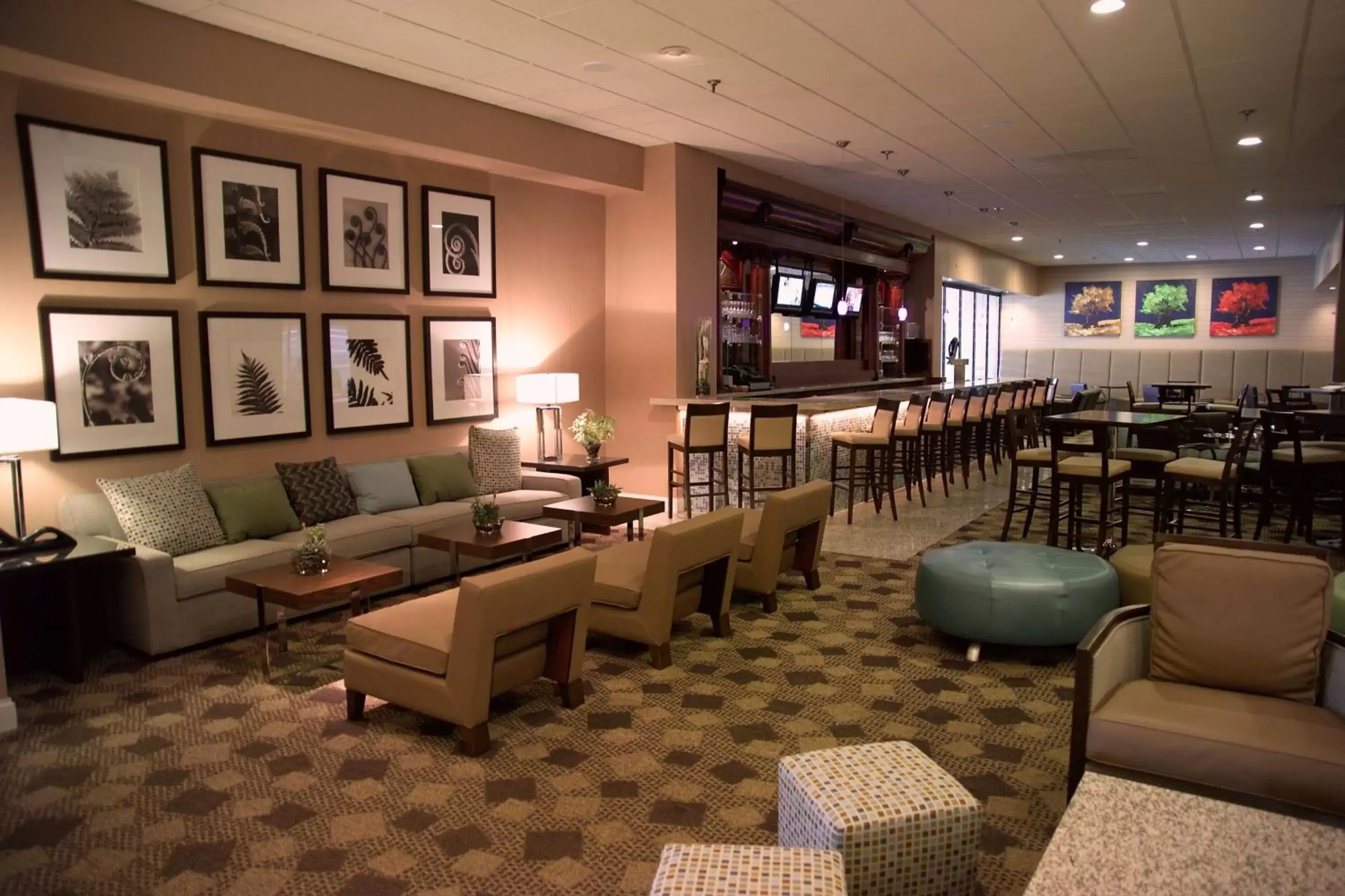 Lobby or reception, Lounge/Bar in DoubleTree by Hilton St. Louis at Westport