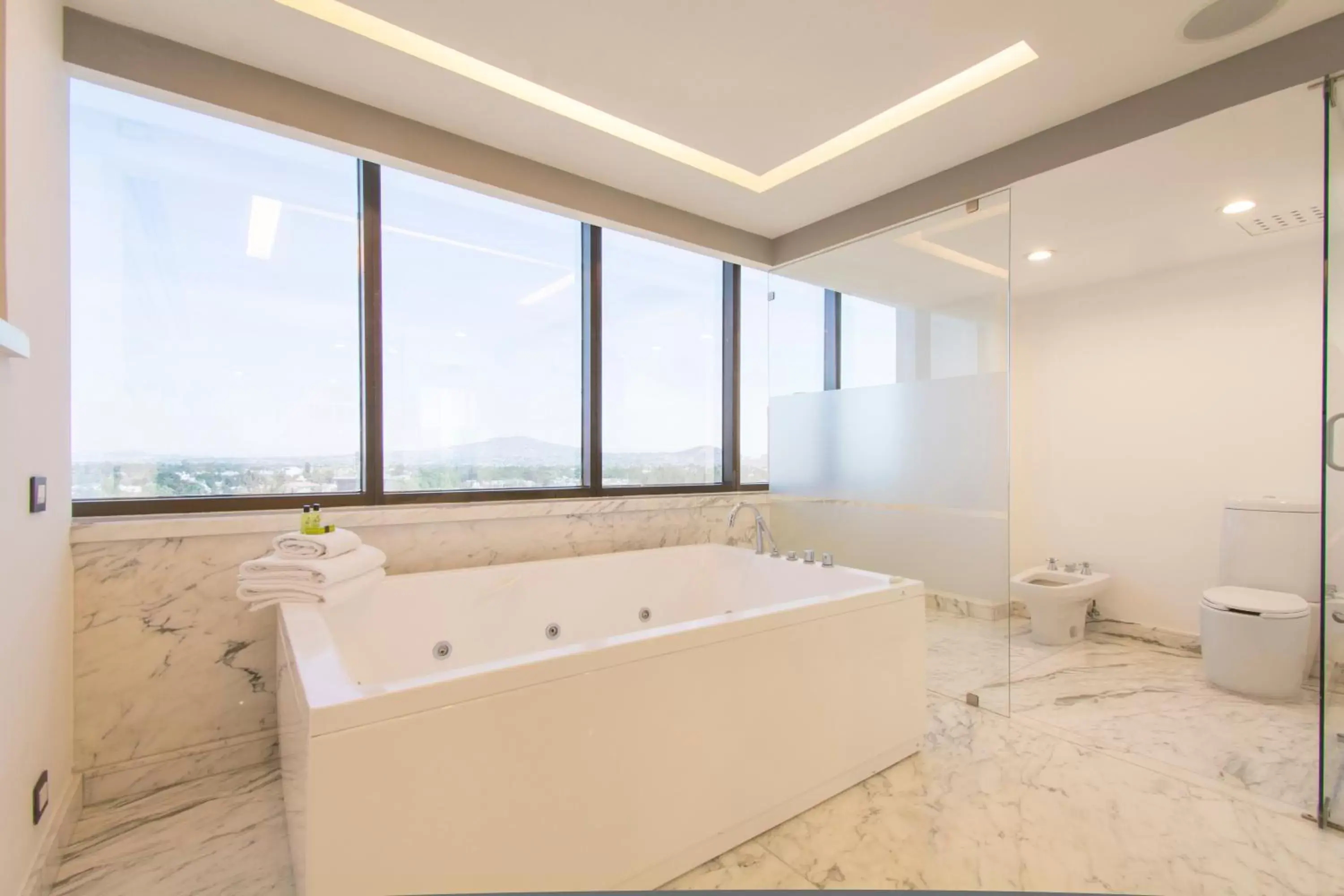 Bath, Bathroom in Presidente InterContinental Guadalajara, an IHG Hotel