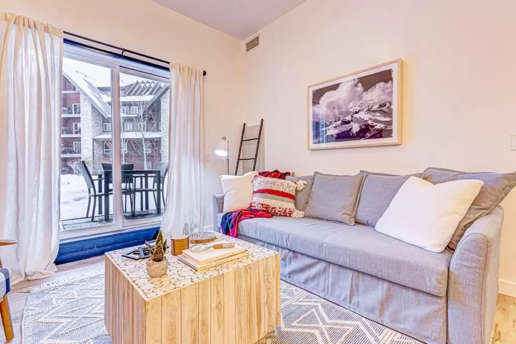 Living room in Mountain Retreat, Pool & Hot Tub, BBQ, Patio, King Bed, Sleeps 6!