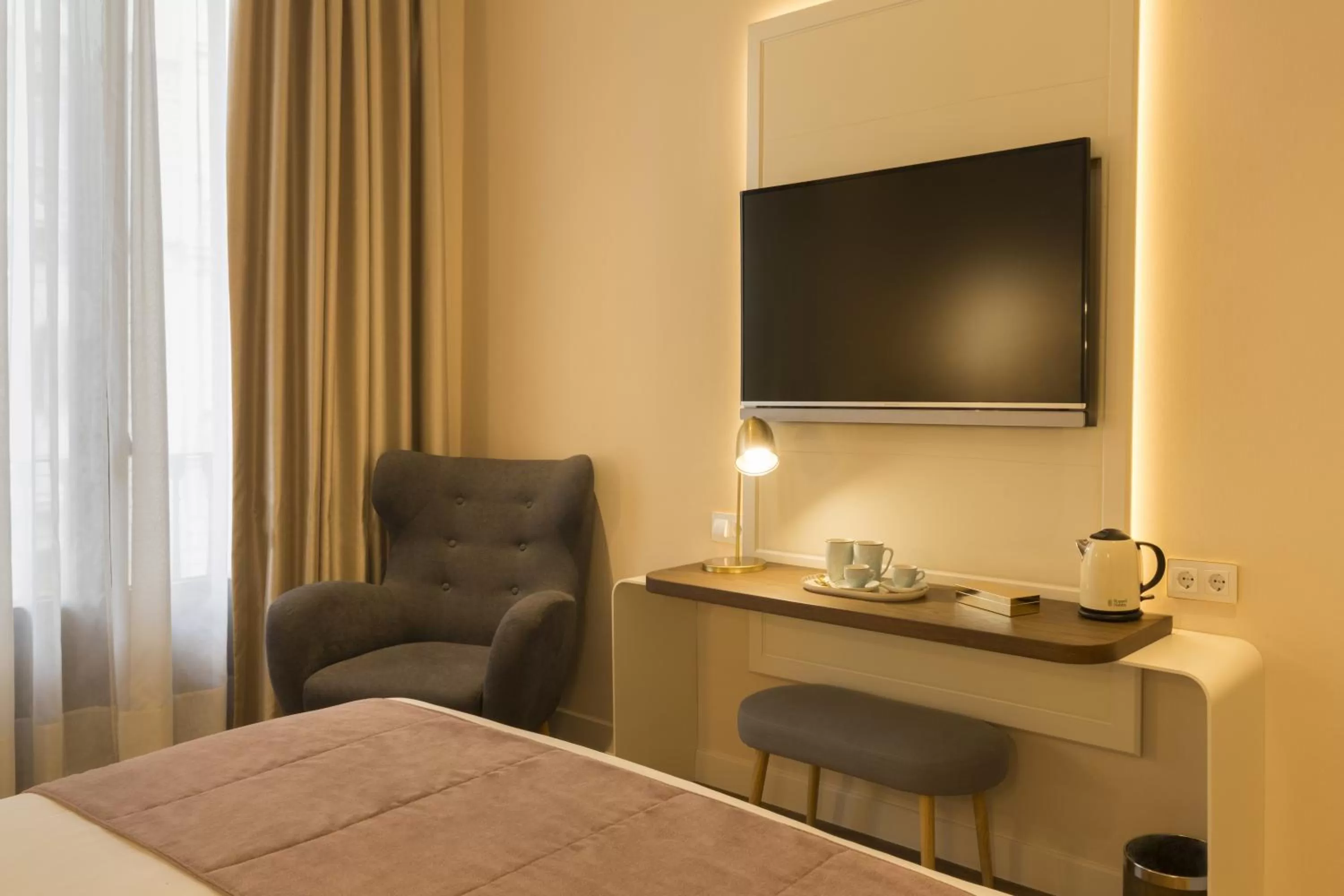 Seating area, Bed in ICON Bcn