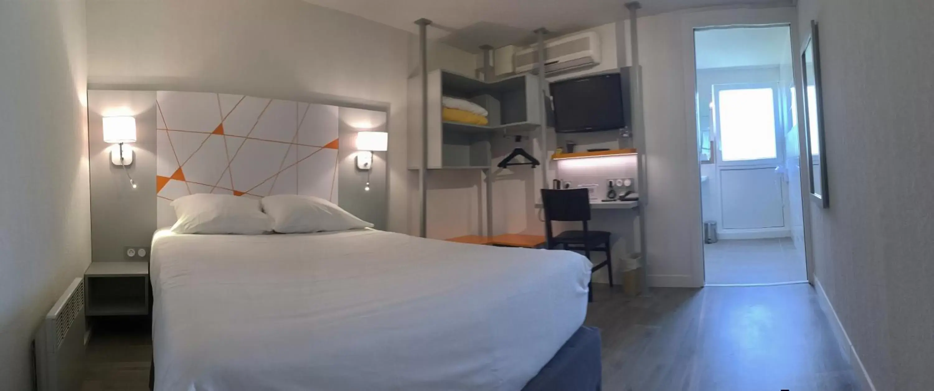 TV and multimedia, Bed in Hotel du Parc Euromédecine