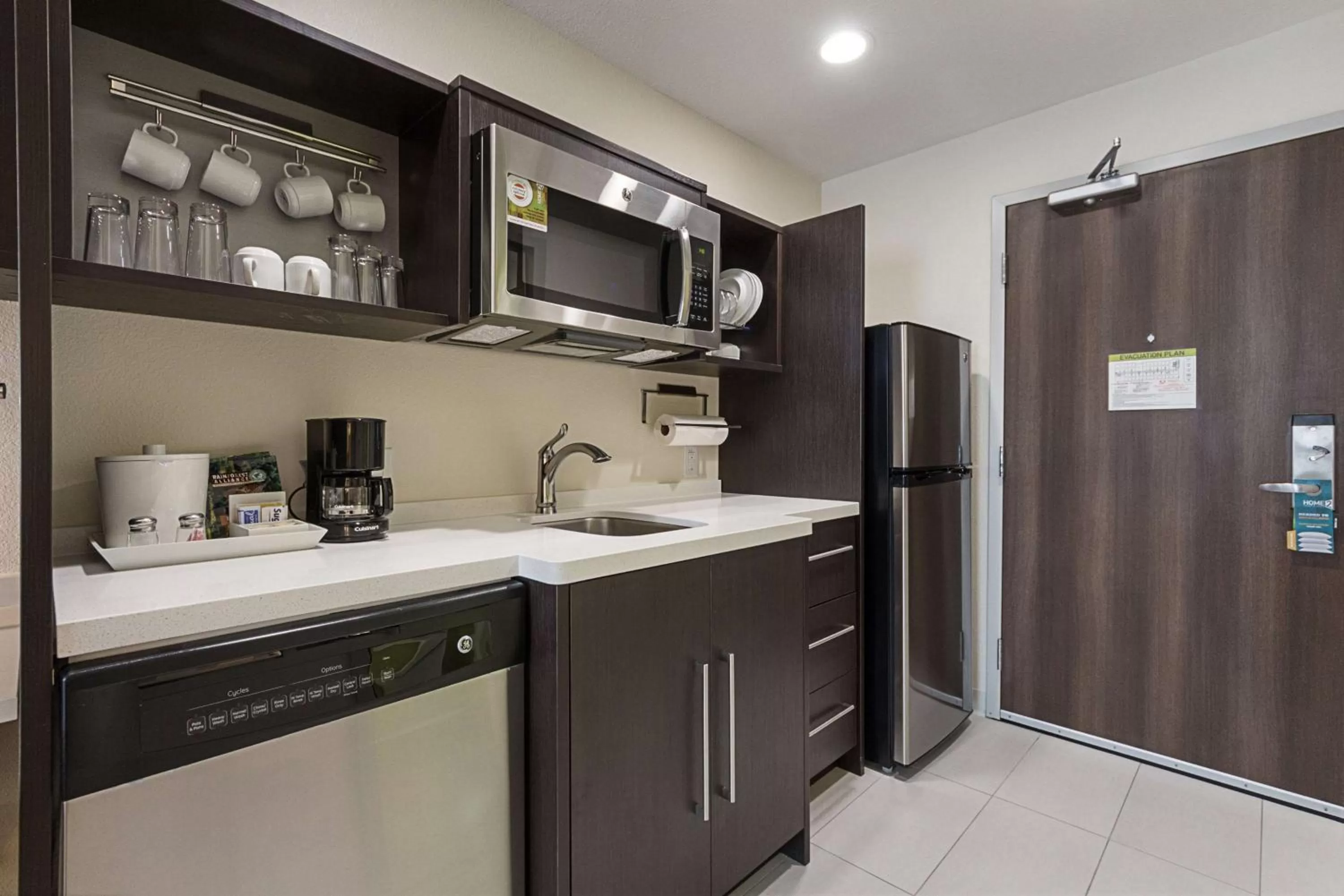 Kitchen or kitchenette in Home2 Suites By Hilton Dallas Grand Prairie
