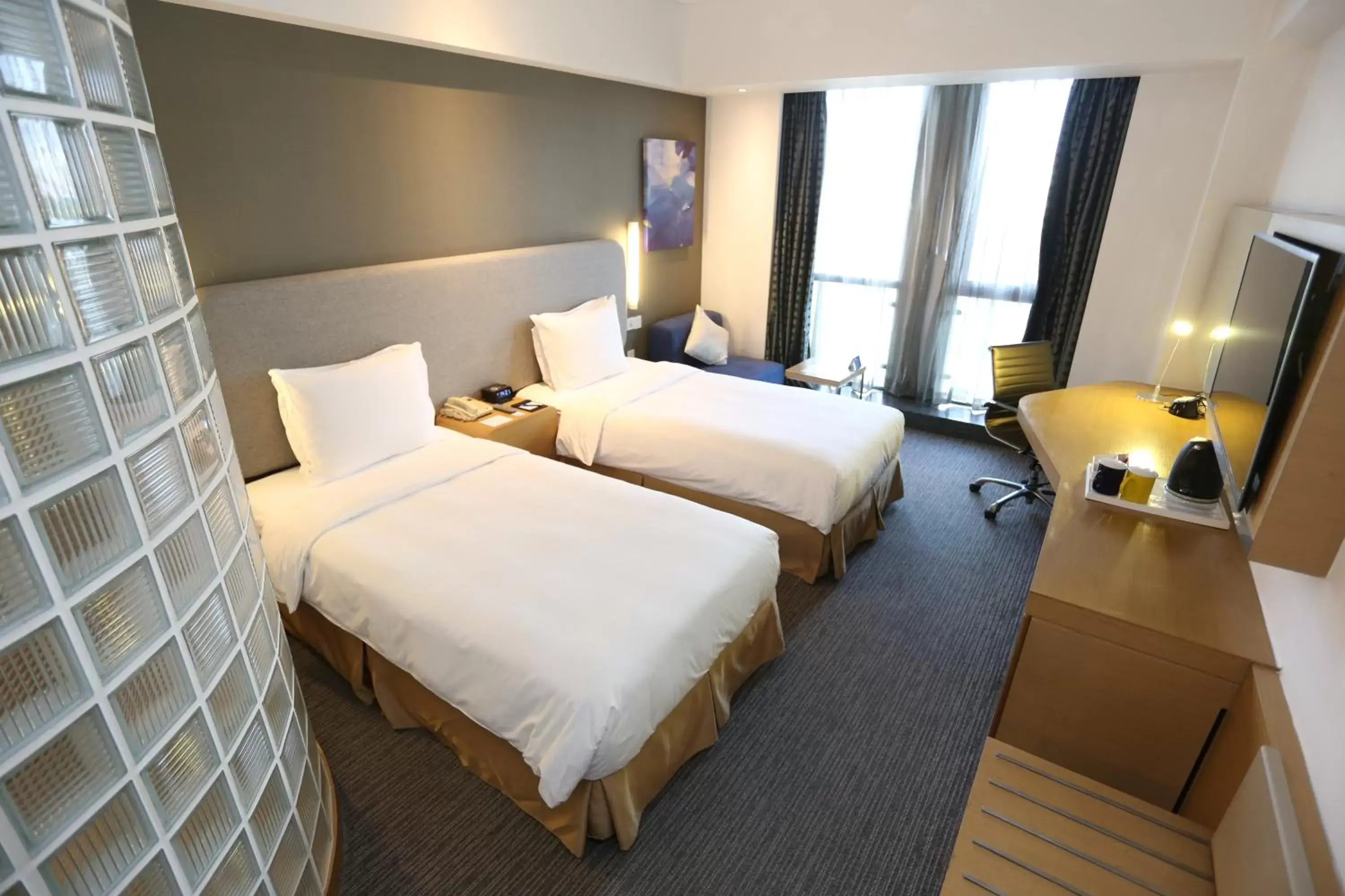 Photo of the whole room, Bed in Holiday Inn Express Shanghai Jinsha, an IHG Hotel