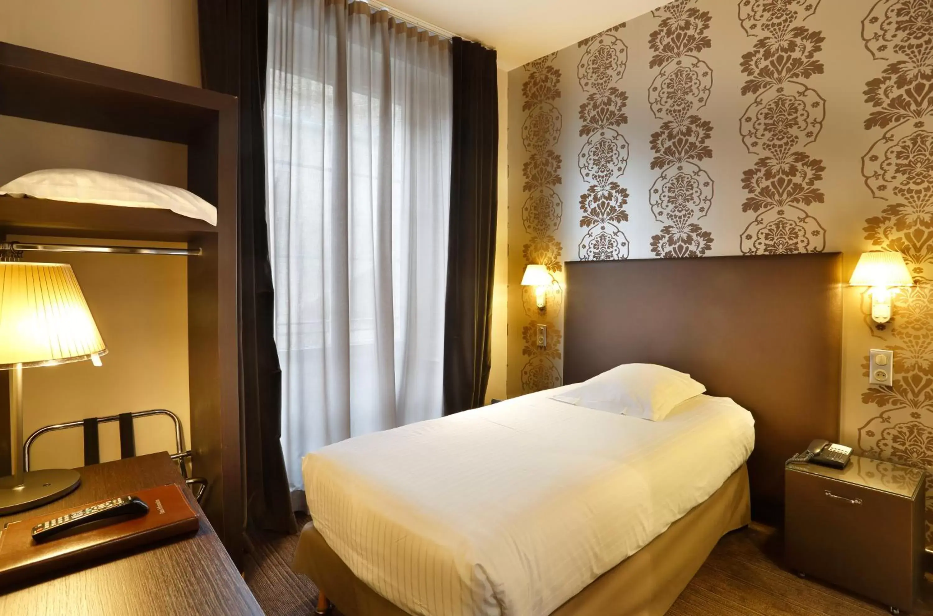 Photo of the whole room, Bed in Hôtel de Paris