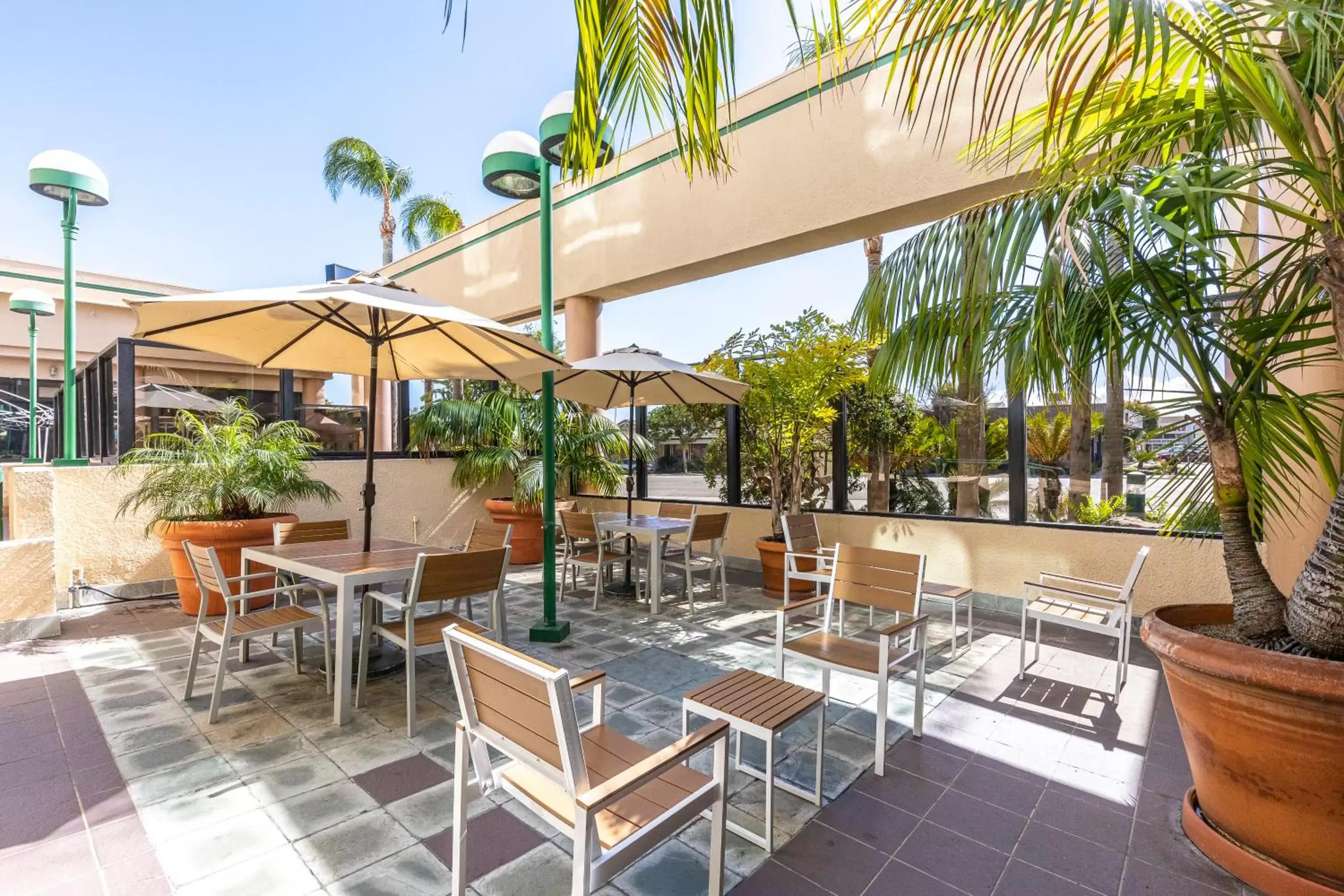 Patio, Restaurant/Places to Eat in New Gardena Hotel