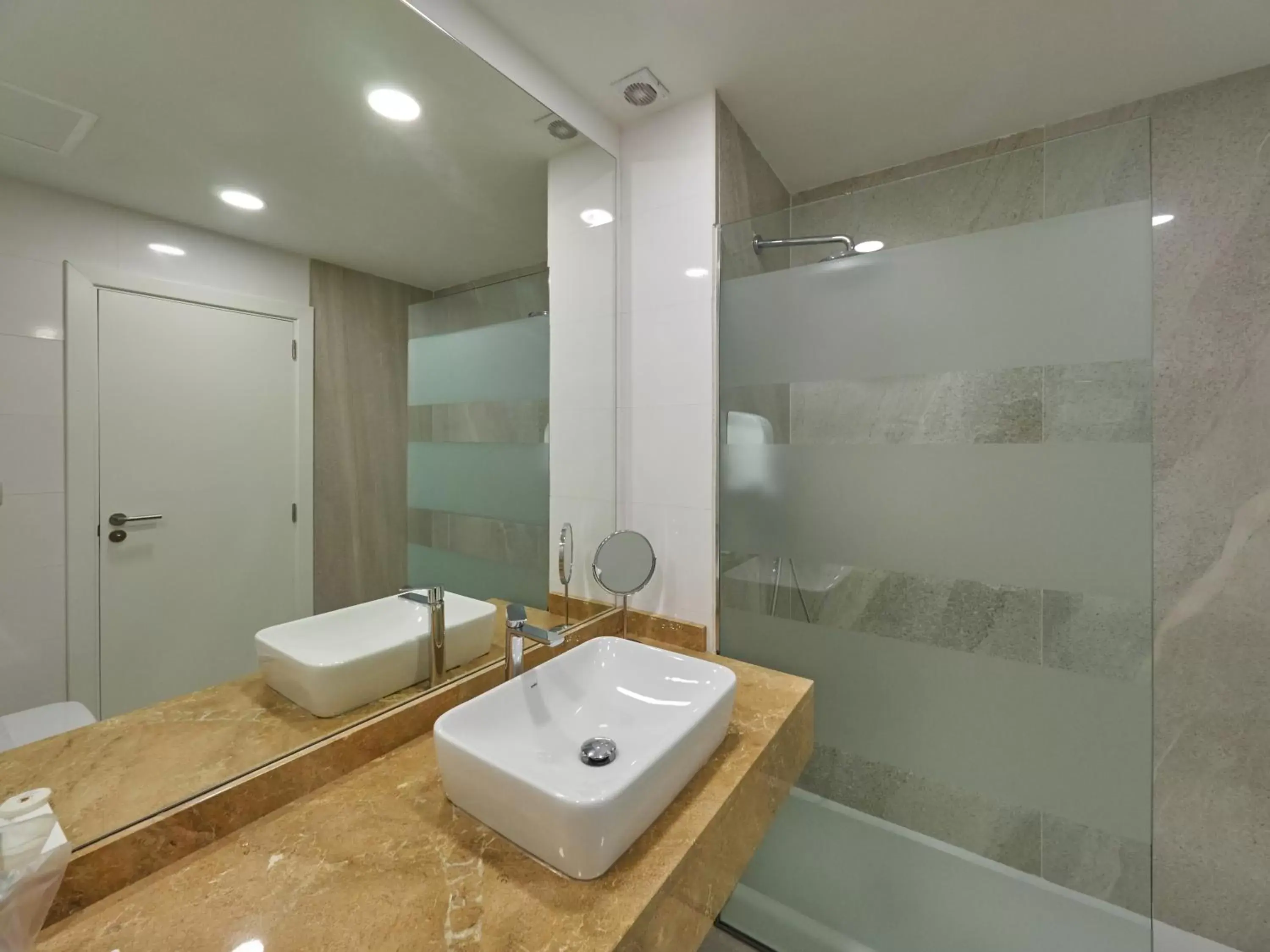 Bathroom in Aparthotel y Hotel Paguera Beach