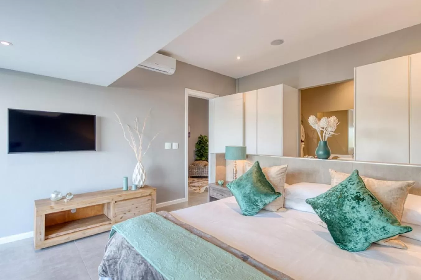 Bed in Crown on the Heads