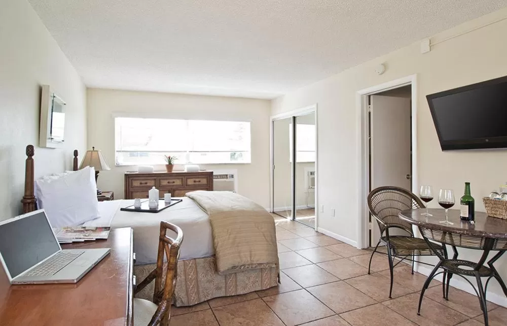 Day, Bed in Ocean Lodge