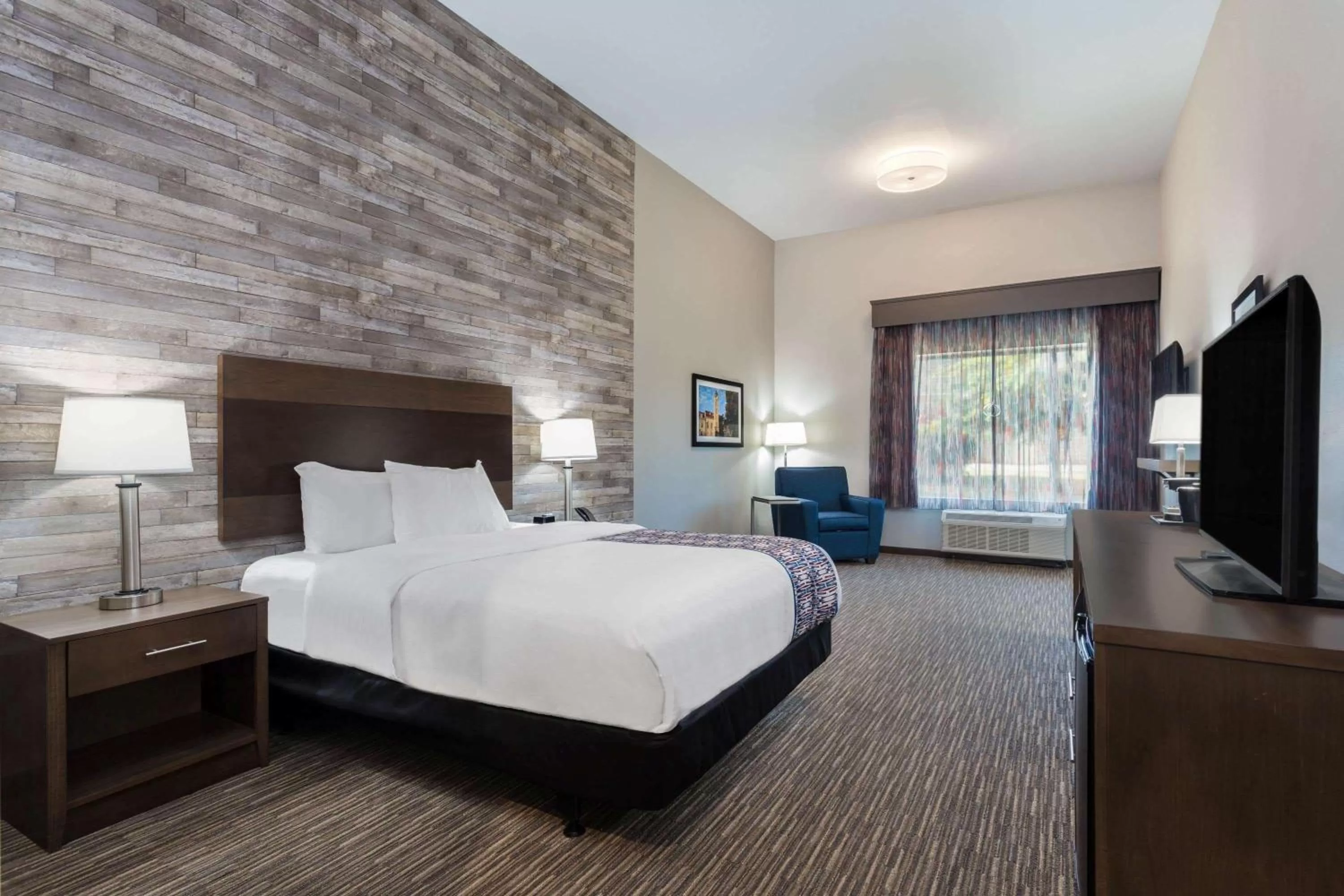 Photo of the whole room, Bed in La Quinta Inn and Suites by Wyndham Bloomington