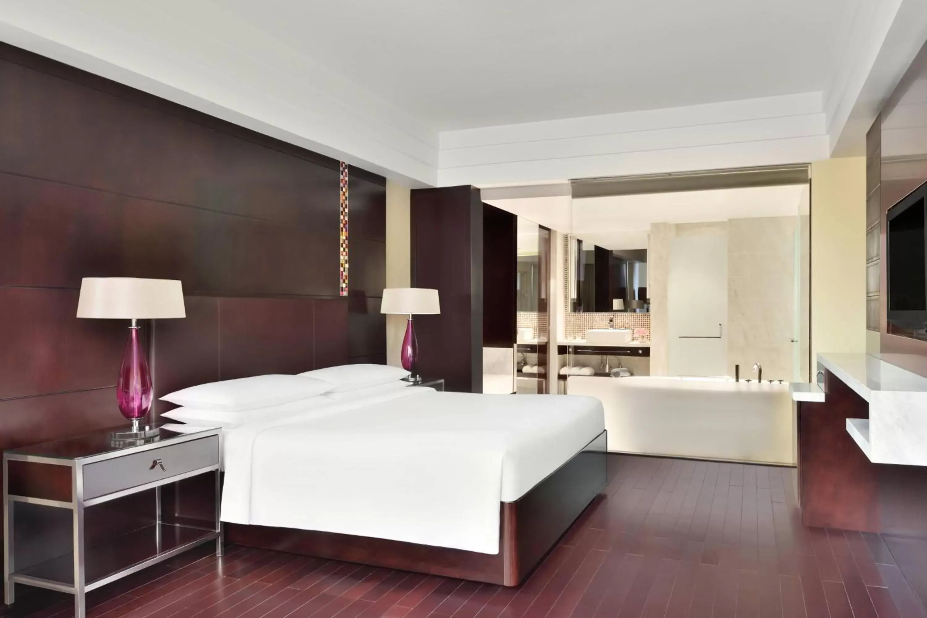 Bedroom in Jaipur Marriott Hotel