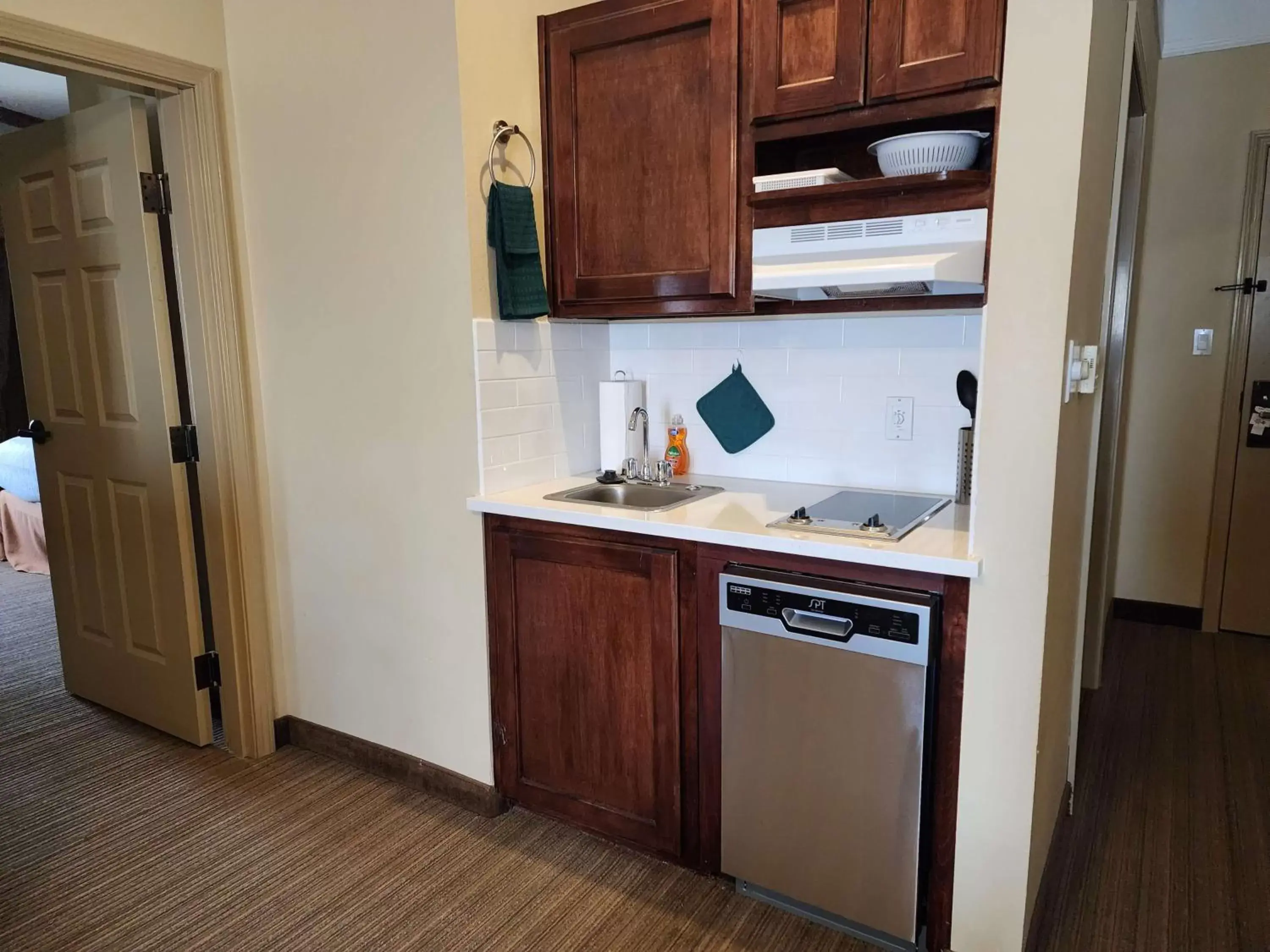 Photo of the whole room, Kitchen/Kitchenette in BEST WESTERN PLUS Monica Royale Inn & Suites