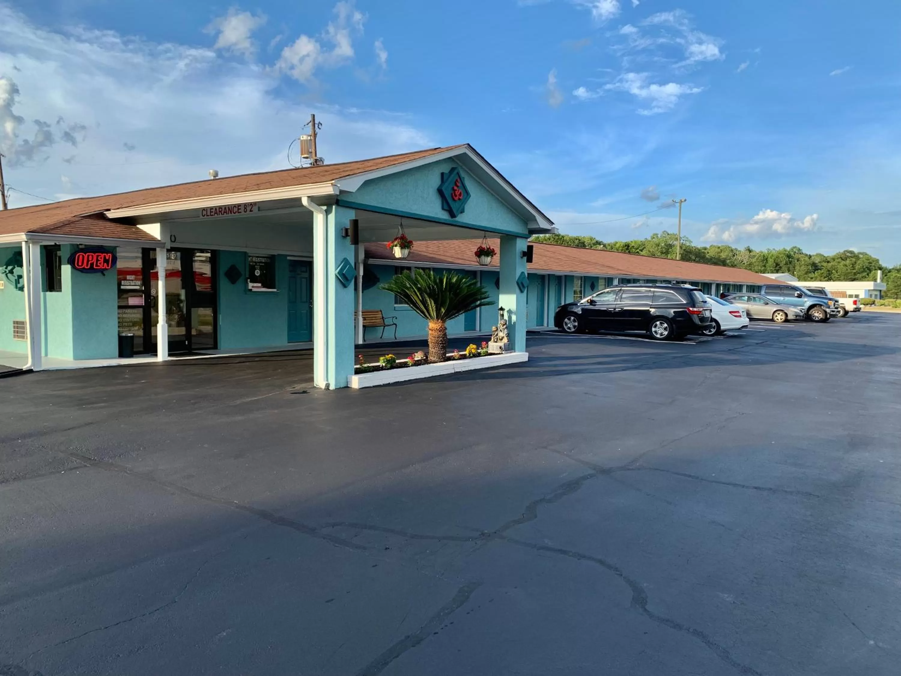 Property Building in Budget Inn - Laurens