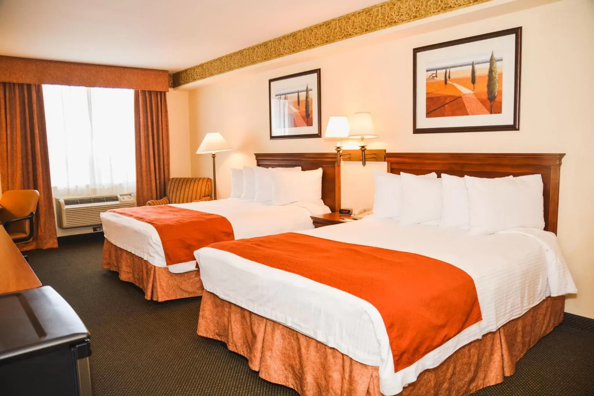 Bed in Country Inn & Suites by Radisson, London South, ON