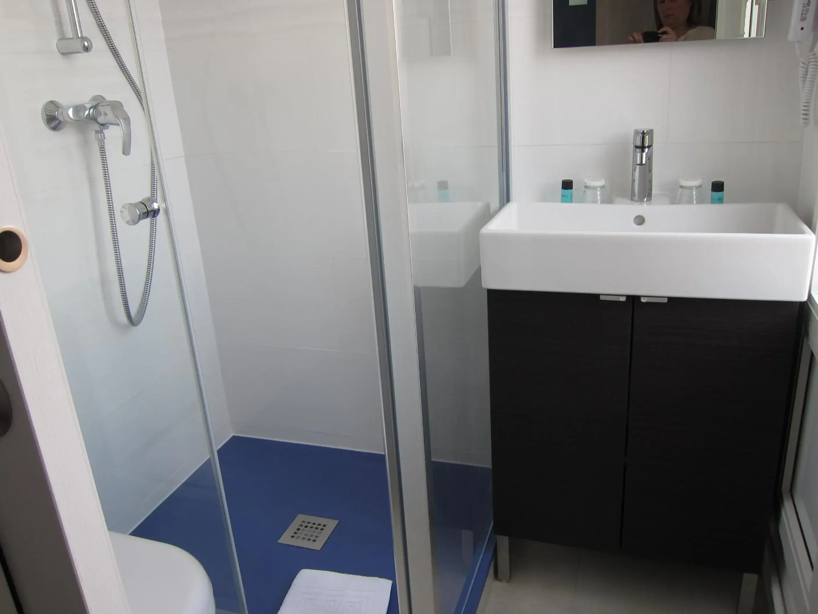 Shower, Bathroom in L'Amiral