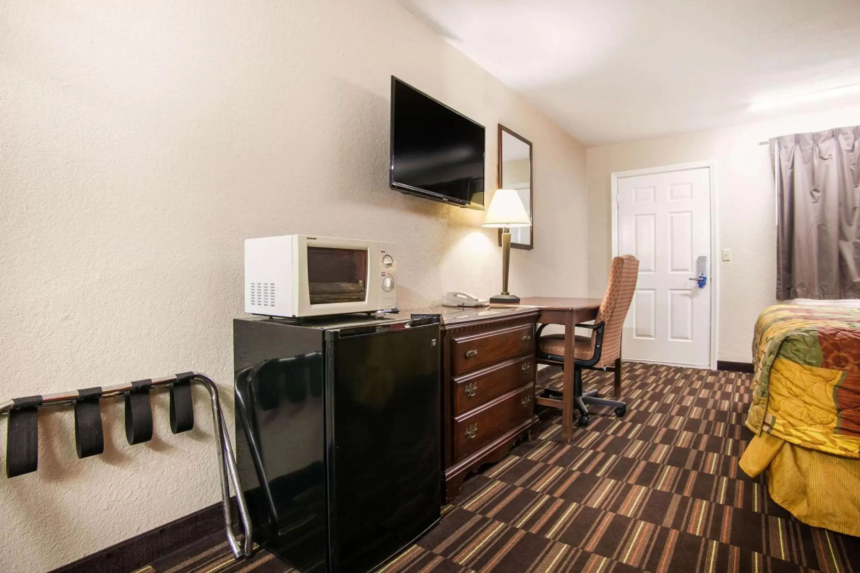 Photo of the whole room, TV/Entertainment Center in Rodeway Inn - Pauls Valley