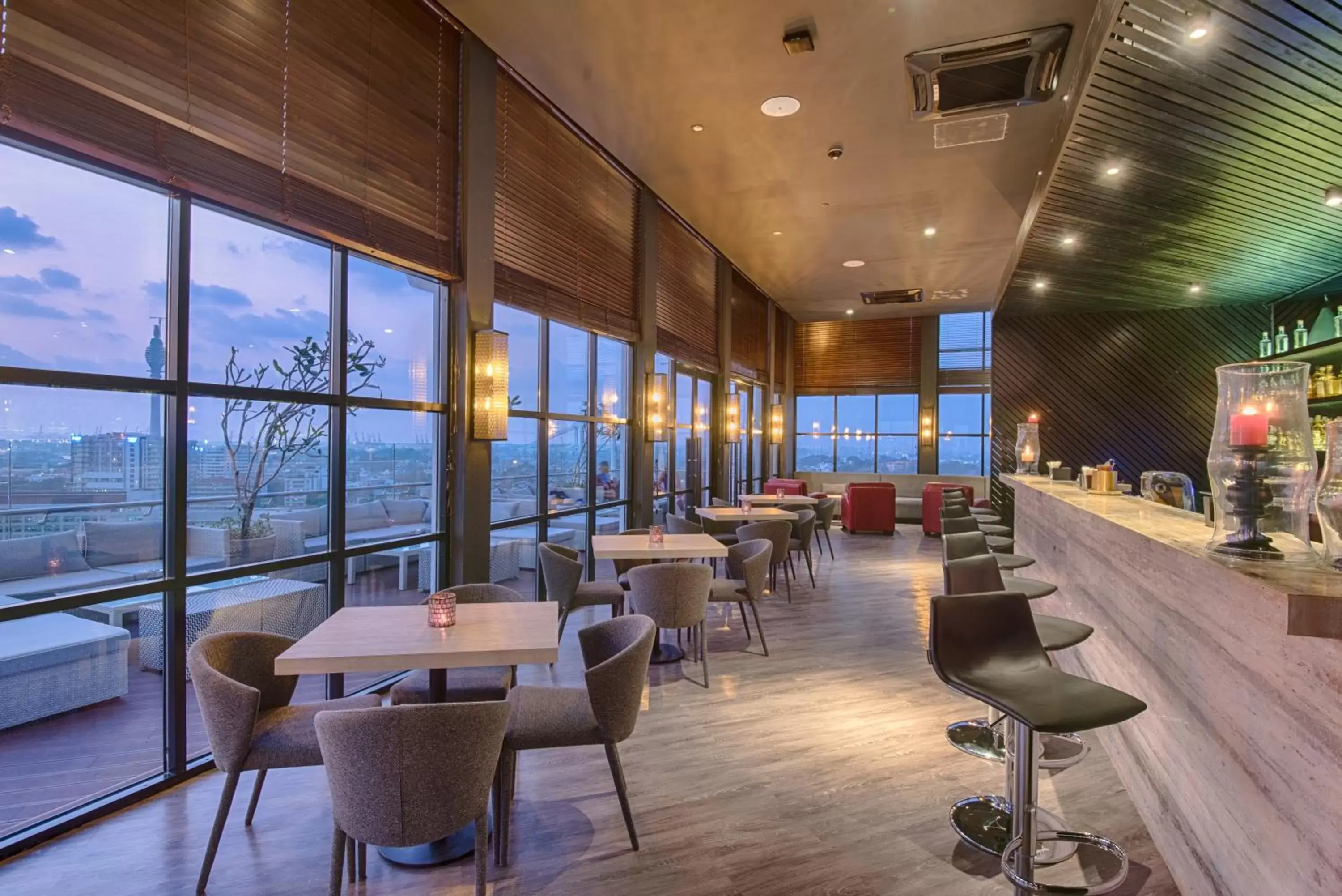 Lounge or bar in Jetwing Colombo Seven Lounge or bar in Jetwing Colombo Seven