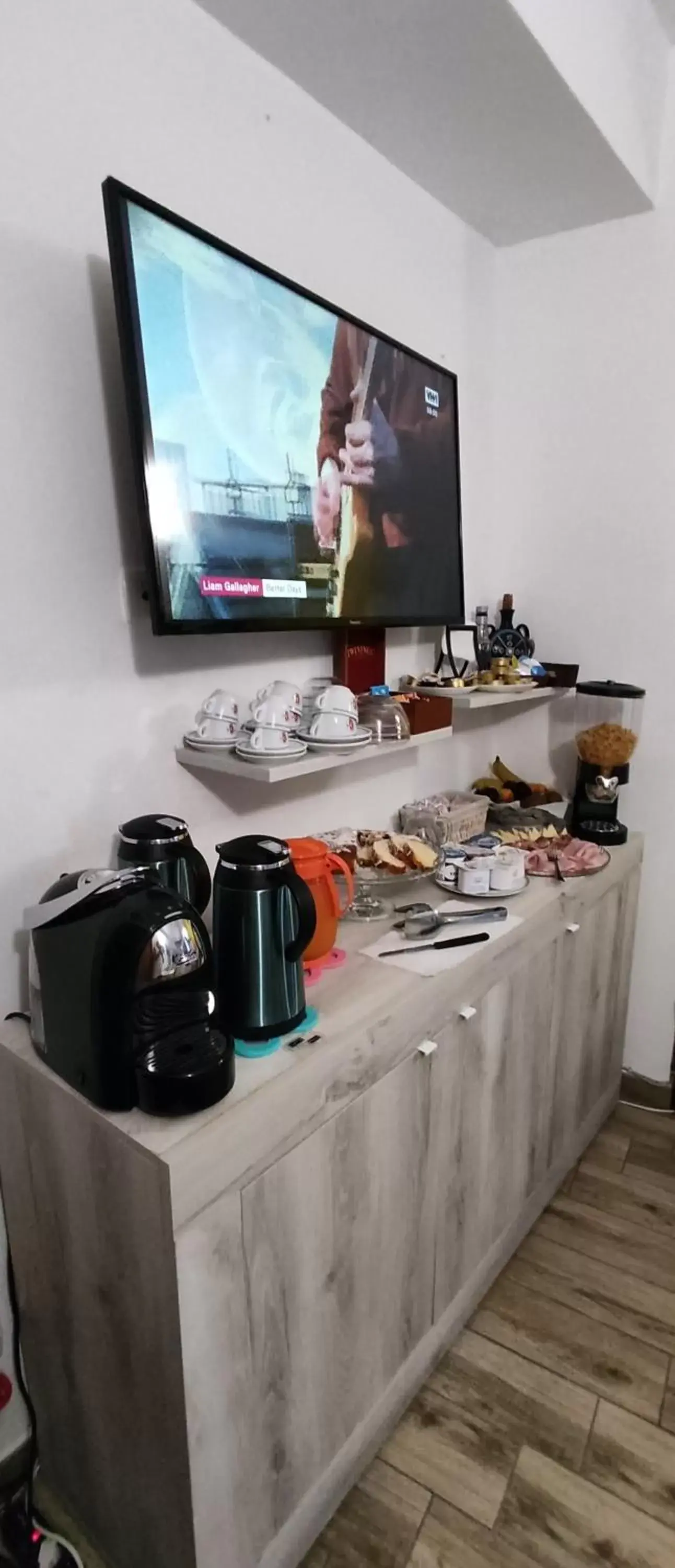 Breakfast, TV/Entertainment Center in B&B AKROPOLIS