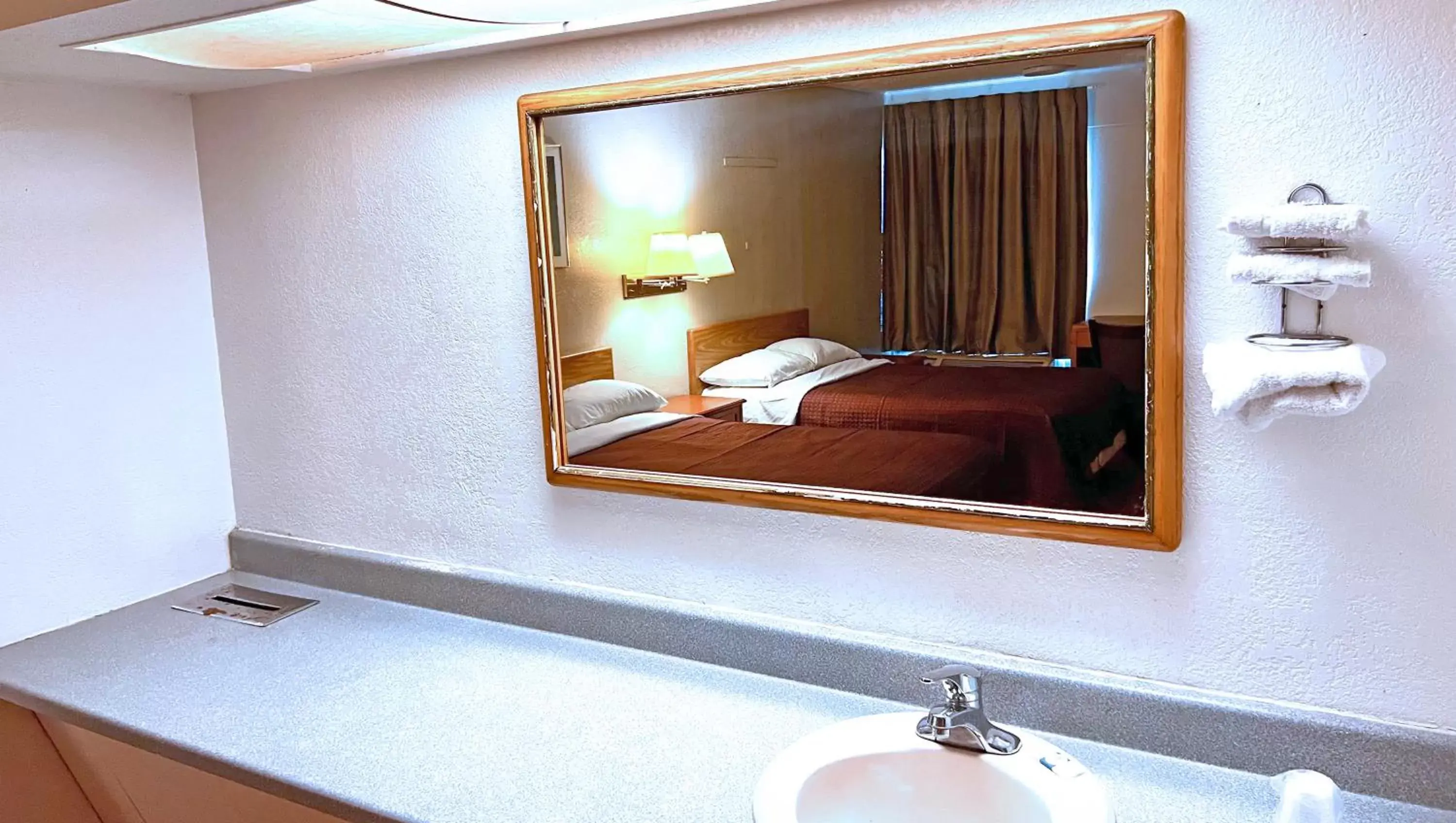 Photo of the whole room, Bathroom in Thunderbird Motel Hillsboro