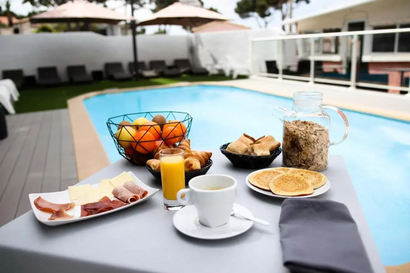 Breakfast, Swimming Pool in Hotel La Tuiliere