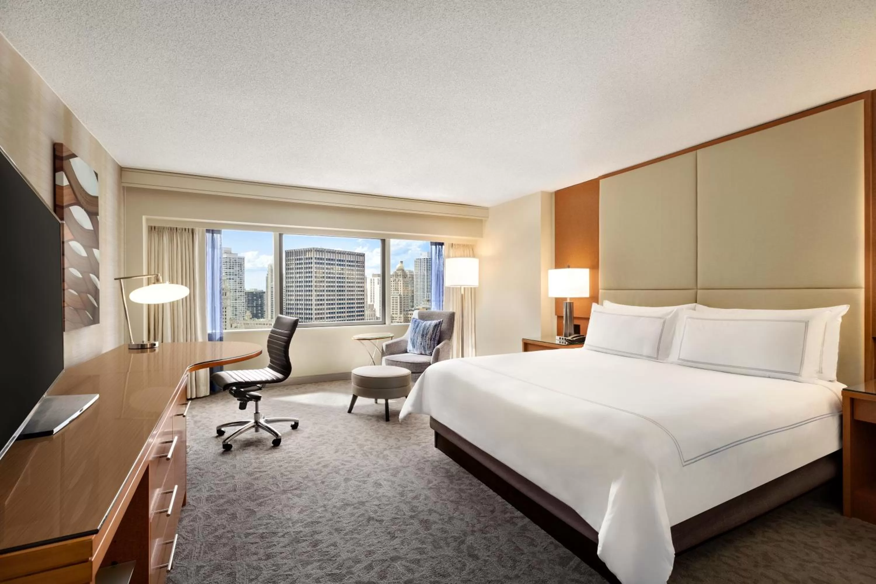 Photo of the whole room, Bed in Swissotel Chicago
