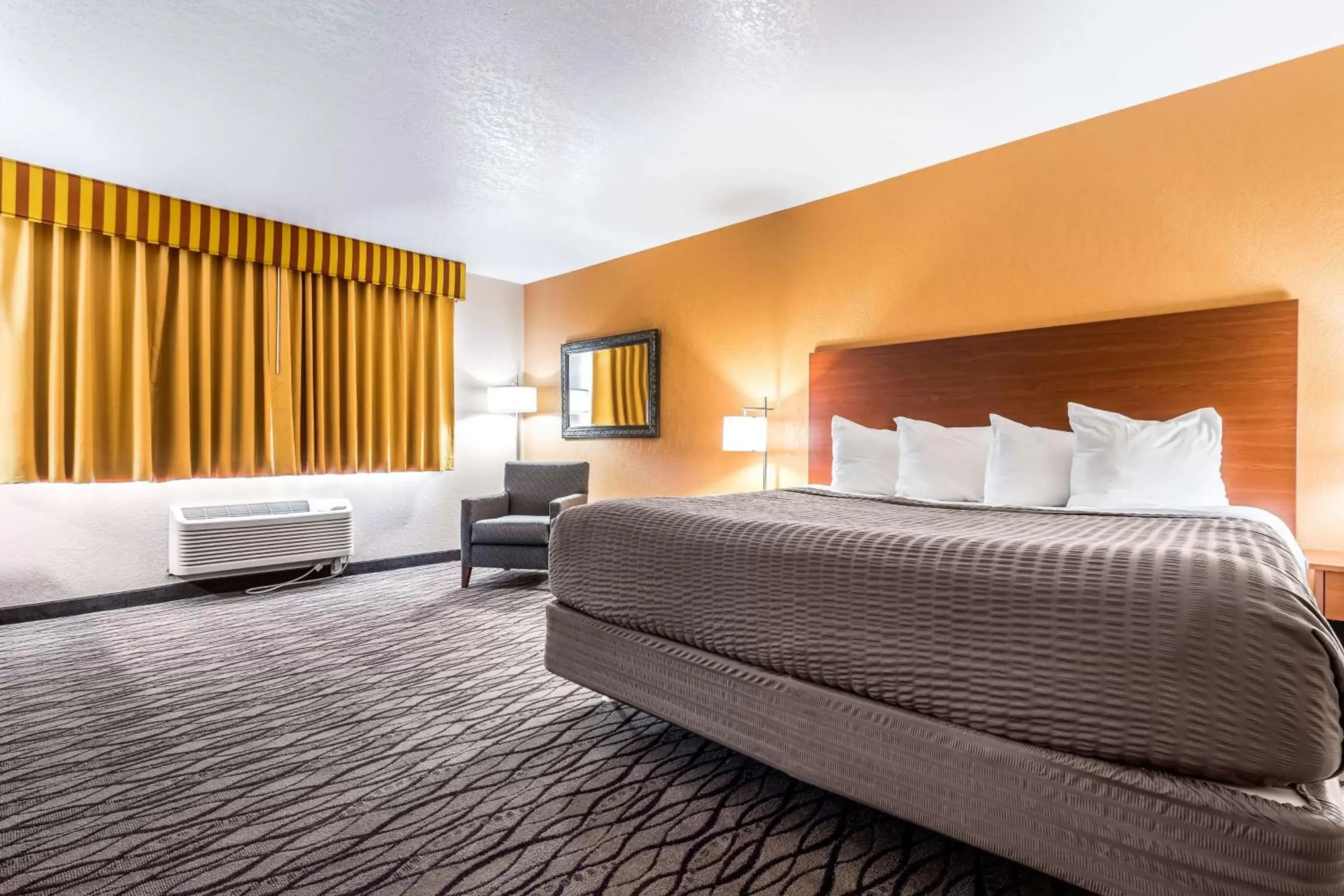 Photo of the whole room, Bed in SureStay Hotel by Best Western Wenatchee