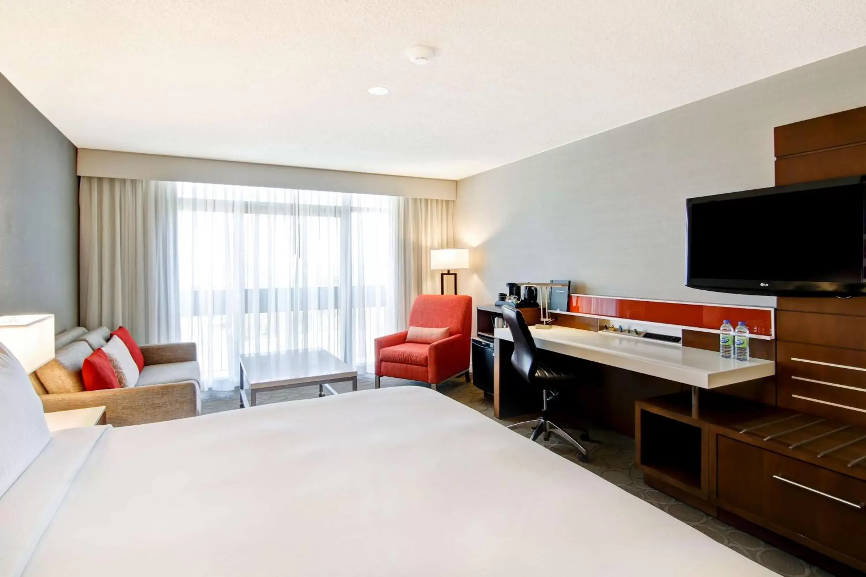 Bedroom, TV/Entertainment Center in Hilton Mississauga/Meadowvale