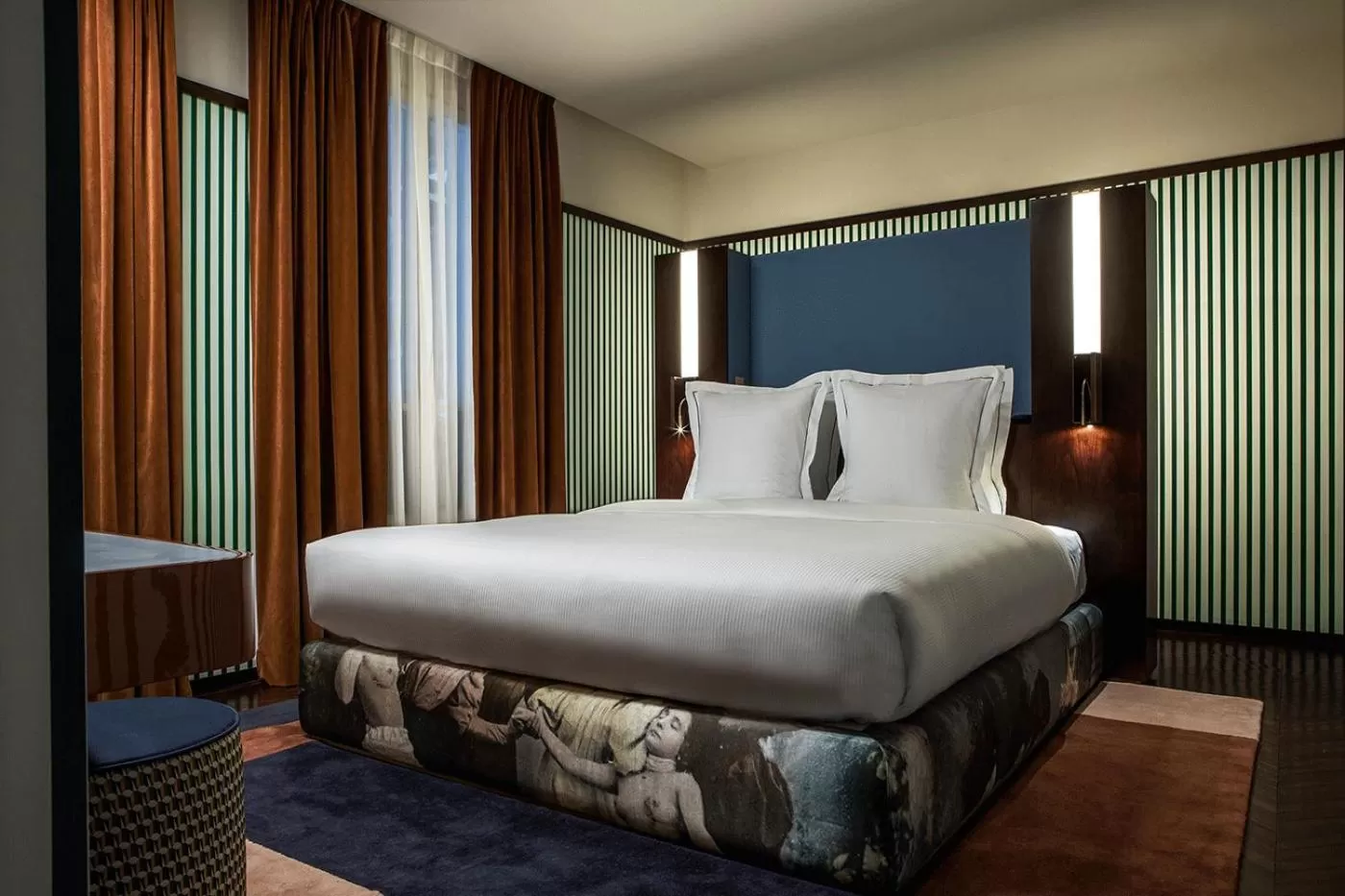 Bed in Hôtel du Rond-point des Champs-Élysées - Esprit de France