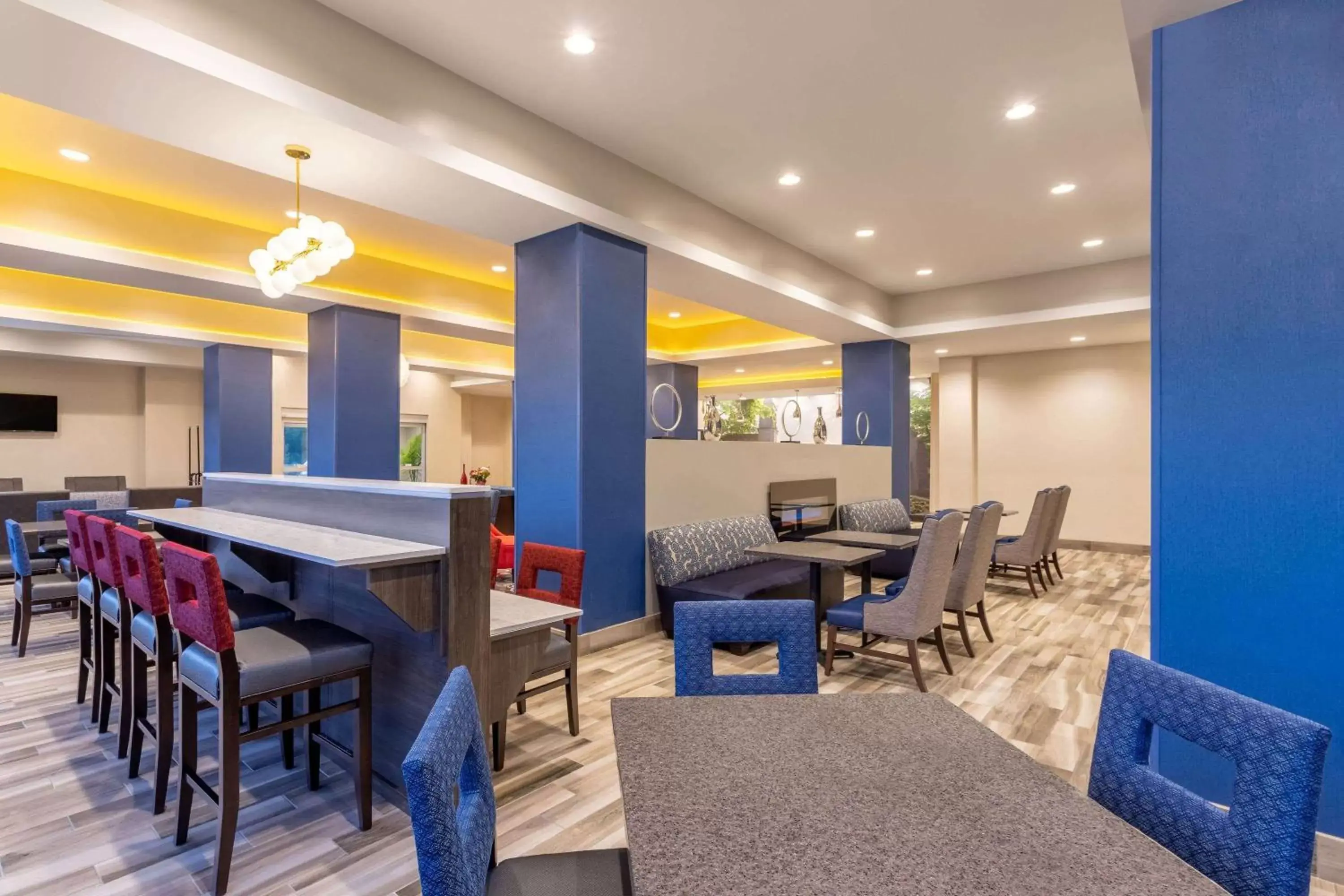 Lobby or reception in La Quinta Inn and Suites by Wyndham Bloomington