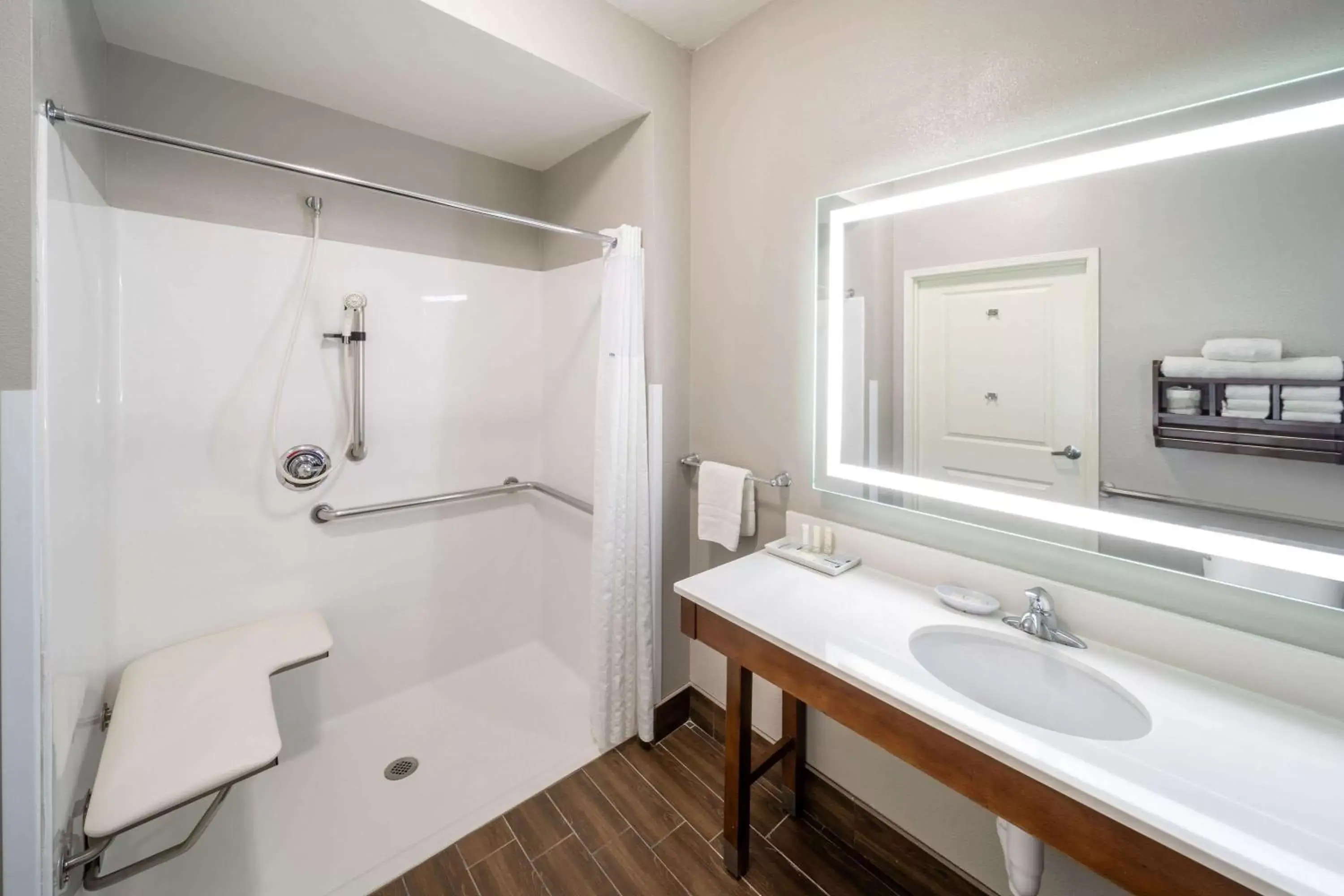 Shower, Bathroom in La Quinta by Wyndham Houston NW Beltway8/WestRD