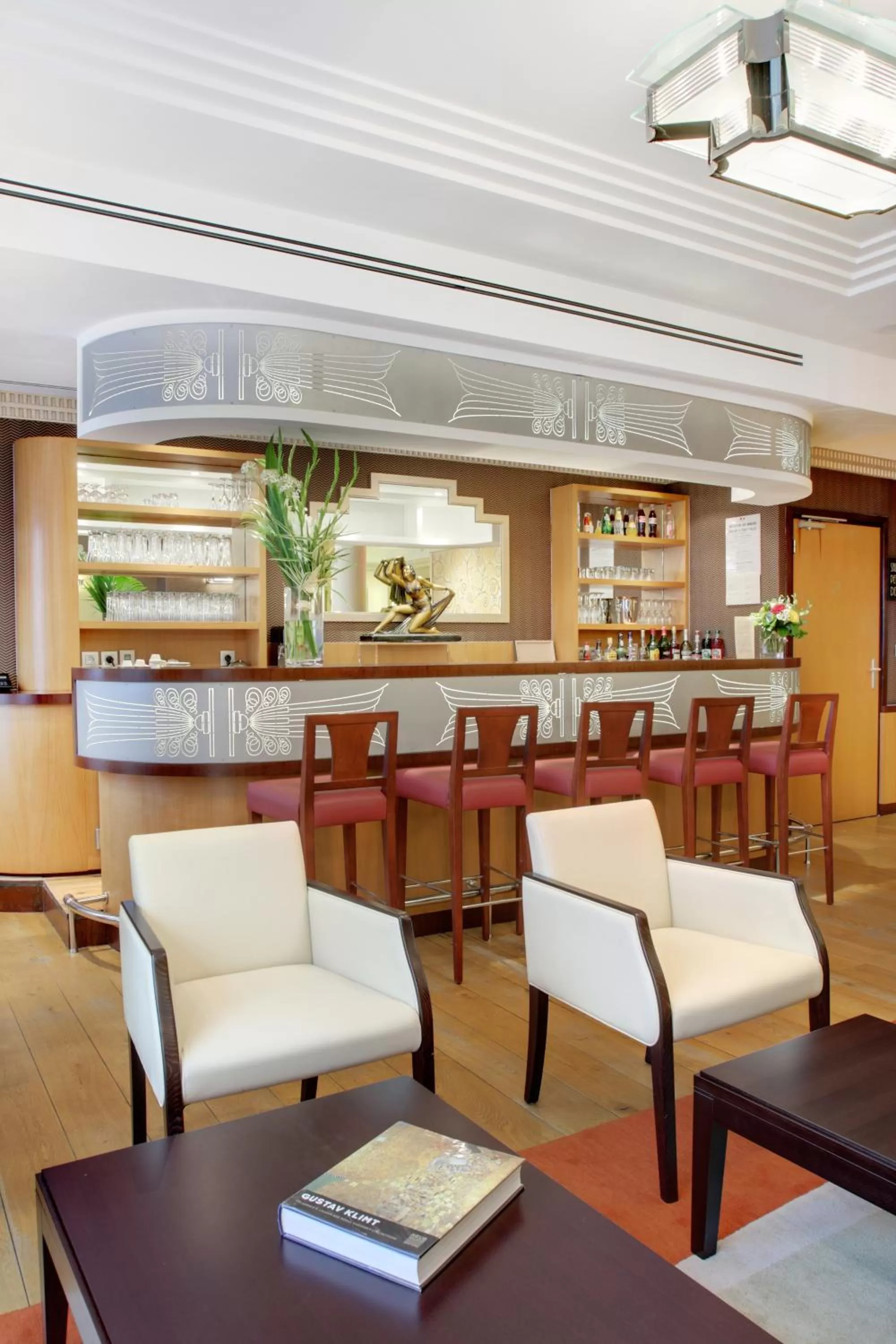 Communal lounge/ TV room in Hotel Opéra d'Antin