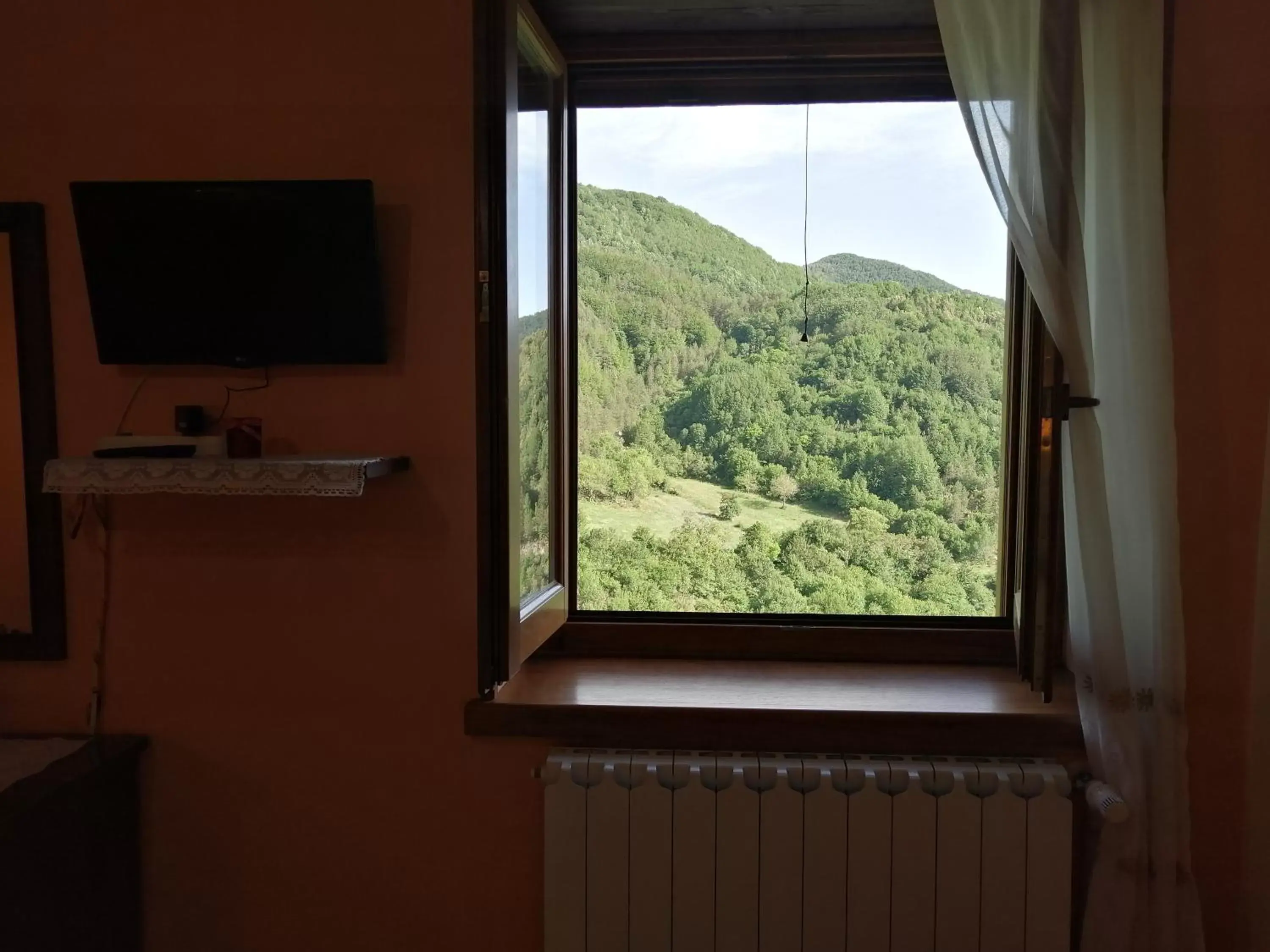 Mountain view, TV/Entertainment Center in B&B Il Ghiro-Country House